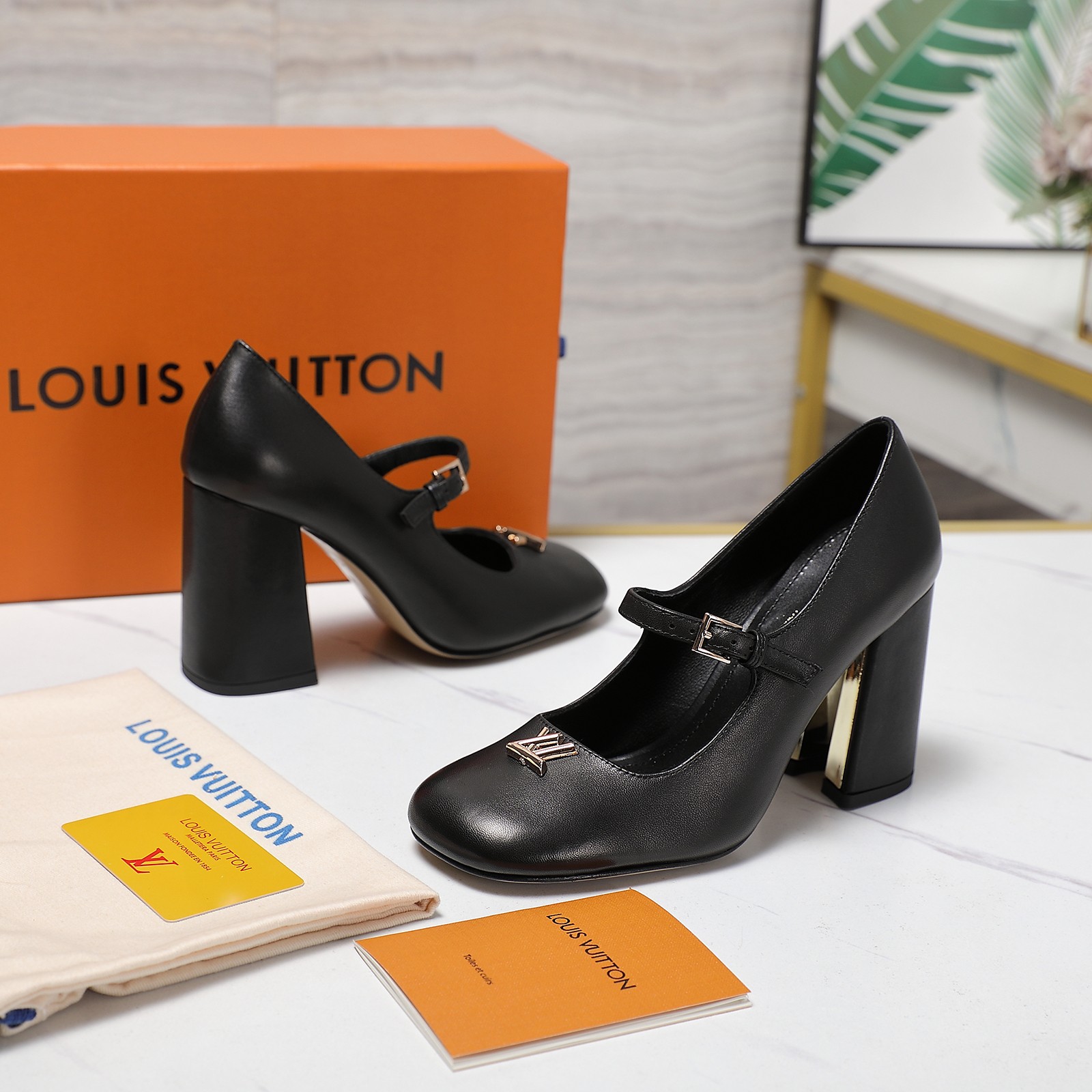 NO:265067,Top version LV | Louis Vuitton 2025 2025 early spring new style medieval sandals The counter is the latest style, painted buckle single shoes are new, ————————————————— Purchase level!  Full of high-end feeling!  A popular model from domestic and foreign bloggers, retro and fashionable, beautiful!  Official website main model★ Original patent leather / cowhide / presbyopia, imported sheepskin lining, outsole original Italian leather outsole, heel height 3.5cm/5.5cm/9.5CM Shoe size: 35-42 (41 and 42 custom-made, no return or exchange), high heels, louis vuitton, louis vuitton, sandals, high heels, cowhide, sheepskin, Leather soles19860909顶级版本LV | 路易威登 2025  2025早春新款 中古风凉鞋 专柜主打最新款 烤漆扣单鞋硬货上新 ——————————— 代购级别！高级感十足！国内外博主刷爆的一款,复古又时髦上脚美炸了！官网主推款★ 鞋面原版漆皮/牛皮/老花 内里进口羊皮里 大底原版意大利真皮大底 跟高3.5cm/5.5cm/9.5CM 鞋码: 35-42（41、42定制不退换）,高跟鞋单鞋,louis vuitton,louis vuitton,sandals,high heels,cowhide,sheepskin,Leather soles,Women's Shoes