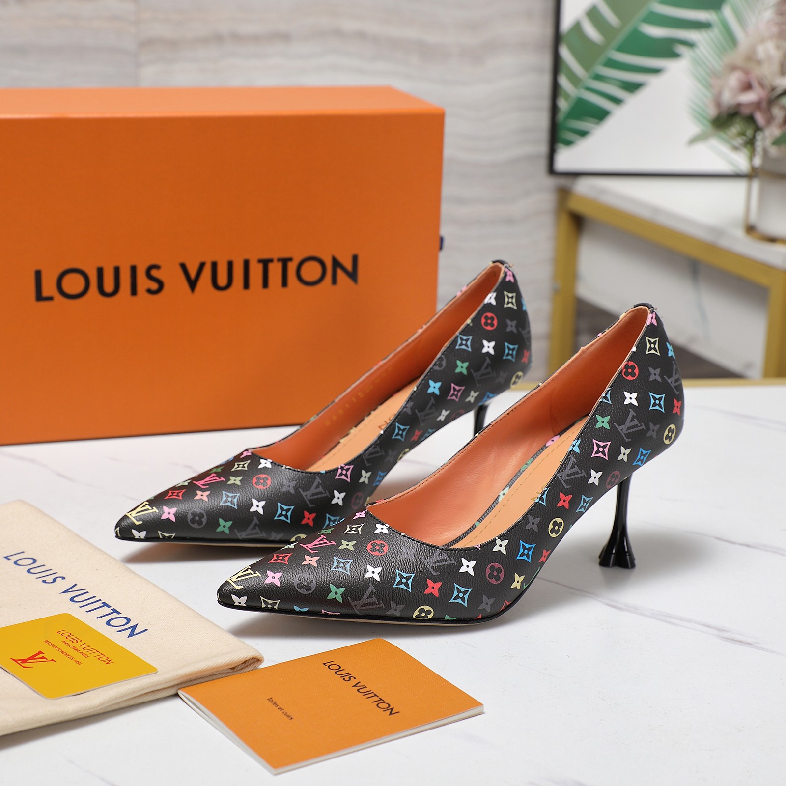 NO:265059,Top version LV | Louis Vuitton 2025 2025 early spring new style medieval sandals The counter is the latest style, plum blossom heel single shoes are new, ———————————————— Purchase level!  Full of high-end feeling!  A popular model from domestic and foreign bloggers, retro and fashionable, beautiful!  Official website main model★ Cowhide upper/presby flower, imported sheepskin lining, outsole original Italian leather outsole, heel height 7.5cm Shoe size: 35-42 (41 and 42 custom-made, no return or exchange), sandals single shoes, louis vuitton, louis vuitton, sandals, cowhide, sheepskin, Leather soles19860909顶级版本LV | 路易威登 2025  2025早春新款 中古风凉鞋 专柜主打最新款 梅花跟单鞋硬货上新 ——————————— 代购级别！高级感十足！国内外博主刷爆的一款,复古又时髦上脚美炸了！官网主推款★ 鞋面牛皮/老花 内里进口羊皮里 大底原版意大利真皮大底 跟高7.5cm 鞋码: 35-42（41、42定制不退换）,凉鞋单鞋,louis vuitton,louis vuitton,sandals,cowhide,sheepskin,Leather soles,Women's Shoes