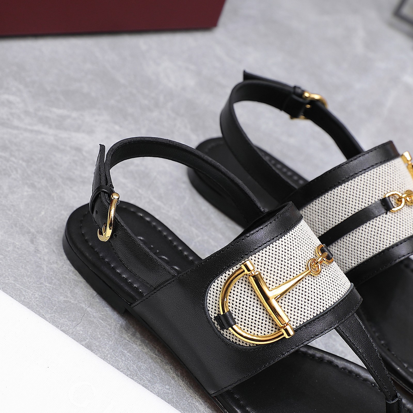 Gucci Women's Thong Sandals with Horsebit Detail - Stylish Summer Footwear 10 a1746344382039 0306