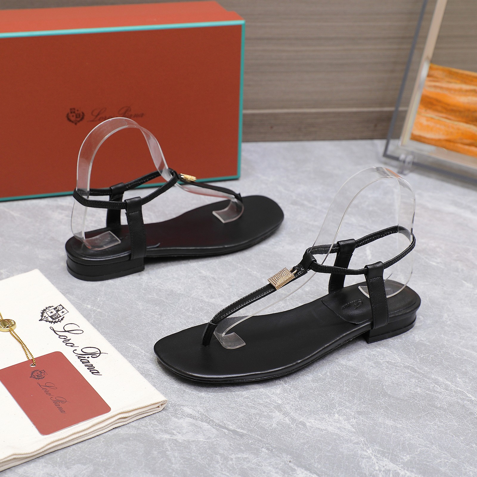 NO:265060,Purchase grade [Loro Piana] LP Mindil series T-band clip-toed sandals Top quality Soft sheep leather forms a tailored strap, intersects at the top of the upper, and is fixed by a sturdy elastic ankle design. One is decorated with a low-key horny padlock, and the other is decorated with a golden circle badge. This sandal is simple in structure and exudes a delicate atmosphere, making it ideal for summer. Materials and fabrics imported from Yangjing, sheepskin lining and footrests Imported leather outsole Size 35-42 (35/41/42 custom made without return) Price, split-toed shoes, loro piano, loro piano, sandals, sheepskin, sheepskin, sheepskin, Leather soles19860909代购级【Loro Piana】LP Mindil系列T带夹趾凉鞋 顶级品质 柔软的羊皮革形成精裁饰带,于鞋面顶部交汇,并通过坚固的松紧脚踝设计固定.一只饰有低调的角质挂锁,另一只饰有一个金色圆圈徽章.这款凉鞋结构简约,散发着精致气息,是夏日的理想之选. 材质面料进口羊京,羊皮内里及垫脚 进口真皮大底 码数35-42（35/41/42定做不退换） 价格,分趾鞋,loro piana,loro piana,sandals,sheepskin,sheep,Leather soles,Women's Shoes
