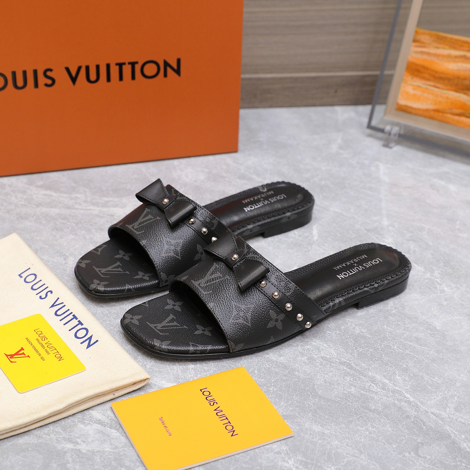 NO:265058,Top version LV new slippers Original mold-opening flower LV | Louis Vuitton 2025 new early autumn style Top version The counter is the latest model, new in hard goods, exquisite bow   rivets (every rivet has a logo) full of oil edge craftsmanship, purchasing level!  Full of high-end feeling!  A popular model from domestic and foreign bloggers, retro and fashionable, beautiful!  Official website main model★ ━━━━━━ t ━━━━━━━━━ Material: Imported top layer cowhide Inner: Full sheepskin footbed Outsole: Original one-to-one genuine leather sole High heel flat shoe size: 35-42 (41.42 custom made without return) Running price, slippers, louis vuitton, louis vuitton, slippers, cowhide, sheepskin19860909顶级版 LV 新款拖鞋 原版开模底花 LV | 路易威登  2025 早秋新款 顶级版本 专柜主打最新款 硬货上新 精致蝴蝶结＋铆钉（每一个铆钉都有LOGO标）满满的油边工艺 代购级别！高级感十足！国内外博主刷爆的一款,复古又时髦上脚美炸了！官网主推款★ ━━━━━ t ━━━━━ 材料:进口头层牛皮 内里:垫脚全羊皮 大底:原版一比一真皮的底 跟高平底 鞋码: 35-42(41.42定做不退换) 跑量价,拖鞋,louis vuitton,louis vuitton,slippers,cowhide,sheepskin,Women's Shoes