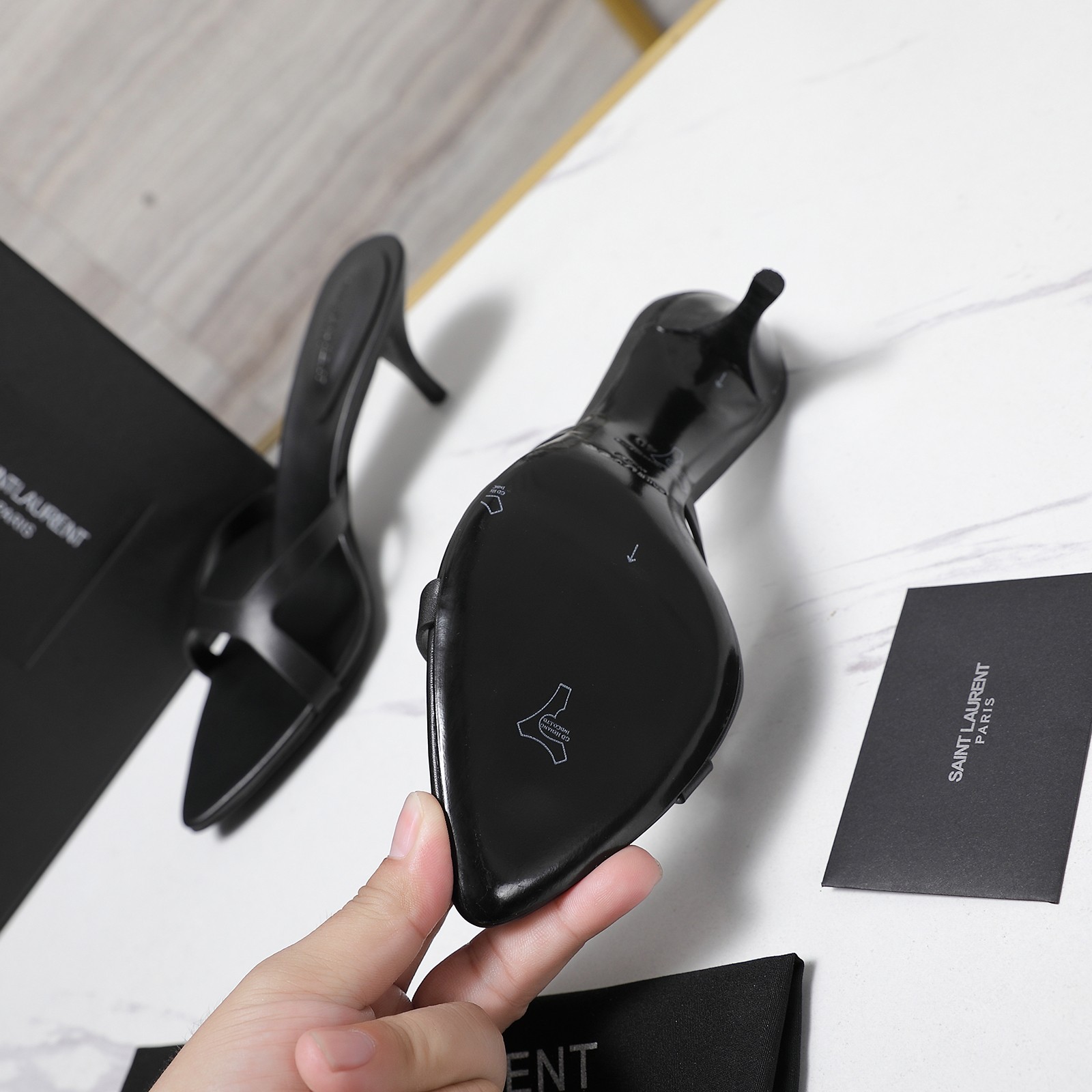 NO:266278,New - YSL·Top High-level 2025 new oil-edged sandals, perfect details, footbed sheepskin (fine texture) AAA grade Italian black leather outsole, ultimate perfect replica 1 imported cowhide upper 2 imported sheepskin 3 soles AAA grade black leather outsole 4Size35-42 (41 42 customized, non-return) 5 heels high flat sole 6 price, high heels sandals, saint laurent, sandals, high heels, cowhide, sheepskin, Leather soles19860909上新—YSL·顶级高版本 2025新款油边凉鞋 细节处理完美 垫脚羊皮（质感细腻） AAA级意大利黑色真皮大底 极致完美复刻 1鞋面进口牛皮 2垫脚进口羊皮 3鞋底AAA级黑色真皮大底 4Size35-42（41 42 订做不退换） 5跟高平底 6价格,高跟鞋凉鞋,saint laurent,sandals,high heels,cowhide,sheepskin,Leather soles,Women's Shoes