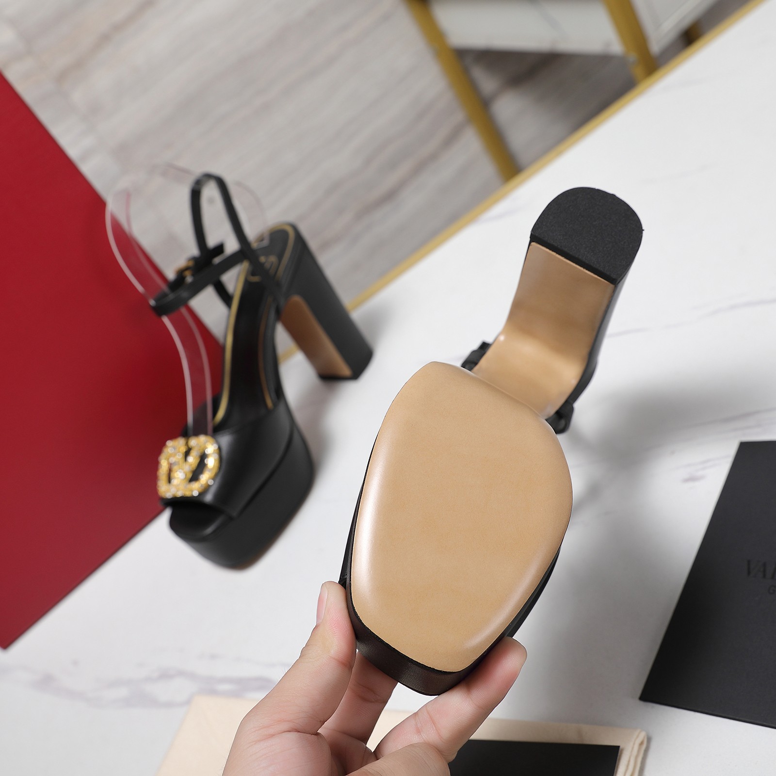 NO:407498,Top purchasing version Valentino/Valentino rookie model!  2025SS latest metal logo high heel water table sandals!  The original version is purchased with a top replica of 1:1!  Exquisite last design, perfect side arc!  Selected Italian imported A-grade leather large sole to give you an authentic foot feel!  The first choice for high-end customers to purchase [Material] The upper imported patent leather, the inner lining original imported sheepskin, the original mold-opening imported genuine leather sole [Shuitai height] Front 3cm, the rear 11CM [Size number] 35-41 sizes (42 customized) [Packaging] Configuration original packaging, high heels, sandals, valentino, valentino, sandals, high heels, sheepskin, Leather soles19860909顶级代购版本 Valentino/华伦天奴新秀款！ 2025SS最新金属logo 高跟水台凉鞋！原版购入1:1顶级复刻！精致的楦型设计,侧身弧线完美！ 精选意大利进口A级真皮大底,带给您正品级的脚感！供高端客户代购首选【材质】 鞋面原版进口漆皮 内里原版进口羊皮 大底原版开模进口真皮大底【水台高】 前 3cm 后 11CM【码数】35-41码（42定做）【包装】配置原版包装,高跟鞋凉鞋,valentino,valentino,sandals,high heels,sheepskin,Leather soles,Women's Shoes