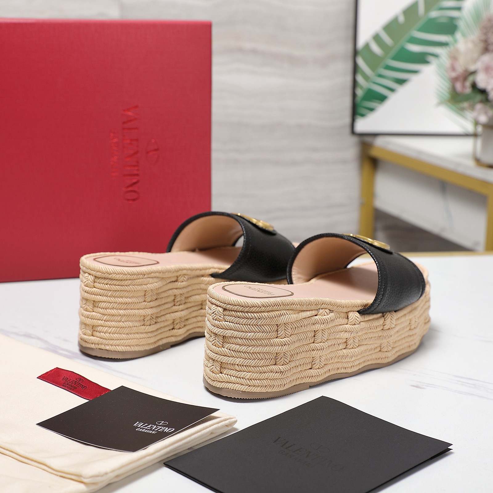 NO:407500,The highest version 2025 early spring counter catwalk model is updated simultaneously Valentino Valentino Wedge-tie sole Slippers/Second sandals series —————————————————————————————————————————— The super creative craftsmanship design highlights the unique style of the brand. Luxury and fashionable. Extremely recognizable. Exquisite round toe. The side curve is perfect. The taste is particularly pure. The temperament of the celebrity is full of feminine. The upper is imported cowhide. The inner is mixed-bred sheepskin. The heel is imported cowhide. The heel is high at 8.5CM. The front is high at 5.5CM. The number of sizes is 35-42 (41 customized). The running price, slippers, valentino, valentino, sandals, slippers, cowhide, sheepskin.19860909最高版本 2025早春专柜走秀款 同步更新 Valentino华伦天伦 坡跟麻绳底 拖鞋/后续凉鞋系列 ———————————顶级版本 超有创意的工艺设计彰显了品牌独有的风格 奢华时尚 极有辨识度 精致的圆头 侧身弧线完美 味儿特别纯正 名媛气质女人味十足 鞋面采用进口牛皮 内里采用混种羊皮 意大利进口牛皮大底 坡跟后高8.5CM  前高5.5CM 码数35-42（41定制） 跑量价,拖鞋,valentino,valentino,sandals,slippers,cowhide,sheepskin,Women's Shoes