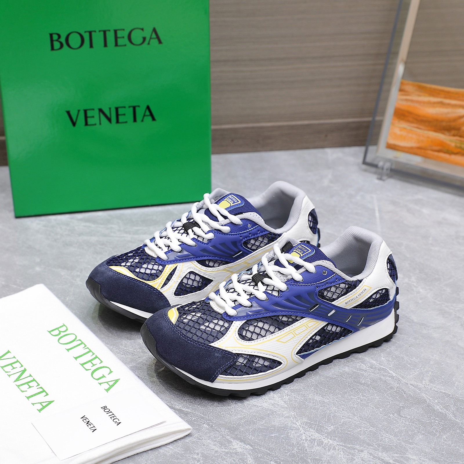 NO:392102,BOTTEGA VENETA BV Baodiejia Wang Yibo's same low-top casual shoes. New overseas shopping exclusively for quality. It uses lightweight technology mesh fabric and designed with geometric patterns. The rubber outsole is designed with king-fried series. Higher version. Identify the bagging process. The actual height increases a lot. It still looks thin and very nice. It is playable and fabricated. It is benchmarked against the version! Shoe bagging technology returns to the millennium! BV ORBIT sneakers are really handsome! Bottega Veneta is inspired by the free and casual retro style of the 1990s and launched the new neutral sneaker Orbit series. While ensuring casual comfort, orbit sneakers are exquisitely carved with fine styling, and are matched with selected mesh fabrics to echo the brand’s iconic Intreccio braiding elements to achieve a light foot feeling. It brings a new interpretation with a refined and avant-garde design, paying tribute to the personality style in the collision of functions and silhouettes and creating a style that never goes out of date. 'Dynamic' is one of Matthieu Blazy's important design concepts. While wearing comfortably, it can also elegantly modify the foot lines, and can also be freely matched with pants or skirts, and easily control a variety of daily styles. Fabric: Original mold opening film/Necklid: Original breathable mesh/Sheepskin Large sole Original mold opening Size 35-40 for women (40 custom made) Men 39-45 for men (45 custom made) Price, casual shoes/sports shoes, bottega veneta, bottega veneta, bottega veneta, bottega veneta, bottega veneta, bottega veneta, sneakers, skirts, sheepskin19860909BOTTEGA VENETA BV葆蝶家 王一博同款低帮休闲鞋 全新海淘专供品质 采用轻质科技网布面料 搭配几何图案设计橡胶外底 王炸系列 高版本 认准套包工艺 实际增高很多哦,还是一样显腿细非常nice 耐玩耐造 对标对版！套包鞋工艺 回归千禧年！BV ORBIT 运动鞋真的好帅！ Bottega Veneta 以 90 年代自由随性的复古风格为灵感,推出全新的中性运动鞋 Orbit 系列. orbit 运动鞋在保证休闲舒适的同时,不乏造型设计的精细雕琢,搭配甄选网纱面料呼应品牌标志性 Intreccio 编织元素,以此实现轻盈的脚感. 以精致前卫的设计带来全新的演绎,在功能与廓形的碰撞中致敬个性风采、打造永不过时的造型风格. “动态”是Matthieu Blazy 的重要设计理念之一.在 穿着舒适的同时,还可以优雅修饰足部线条,更能自由搭配裤装或裙装,轻松驾驭多种日常风格. 面料: 原版开模胶片/牛猄 內里: 原版透气网/羊皮 大底原版开模大底 码数女35-40（40定做） 男39-45（45定做） 价格,休闲鞋/运动鞋,bottega veneta,bottega veneta,bottega veneta,sneakers,skirts,sheepskin,Women's Shoes