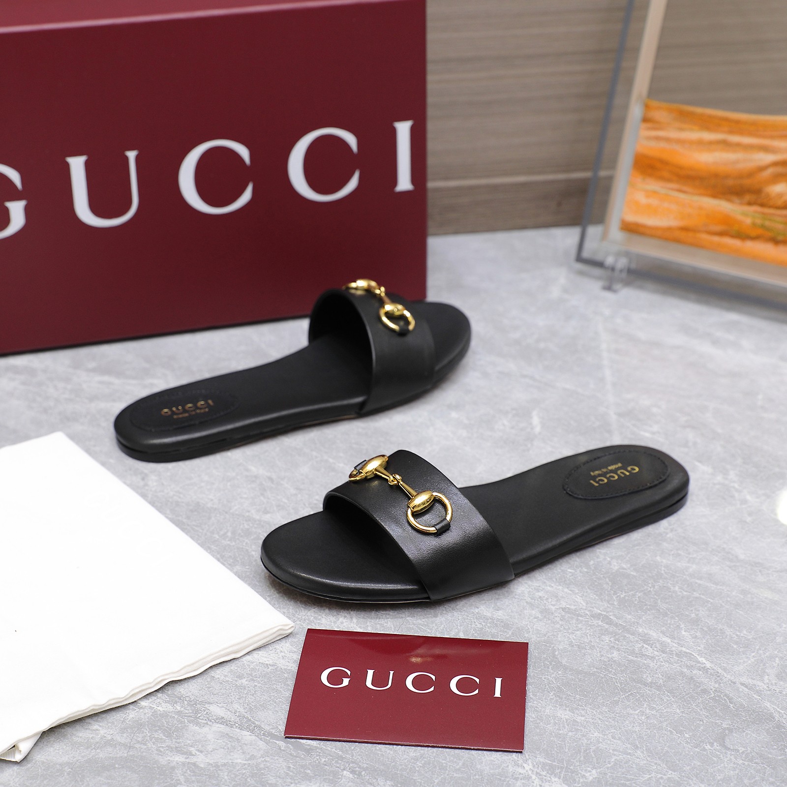 NO:392098,The highest version GUCCi2025 latest flat slipper series, original one to one, tiptoe craftsmanship is the same as the original, casual style wide-soled palm, the latest 3D printing with classic chain buckles are made as the brand's iconic symbol to create a stunning new interpretation of the work!  Imported fabric top layer cowhide/3D printing, imported cowhide, high flat sole, outsole, Italian leather outsole, size 35-42 (41 42 custom made, no return or exchange) Running price, slippers, gucci, slippers, cowhide, Leather soles19860909最高版本 GUCCi2025最新平底拖鞋系列 原版一比一 踮脚工艺同原版一样 休闲风格宽底掌 最新3D印花搭配经典链条扣作为品牌的标志性象征制作而成打造令人惊艳的作品焕新演绎！ 面料进口头层牛皮/3D印花 内里进口牛皮 跟高平底 大底意大利真皮大底 尺码35-42（41 42定做不退换） 跑量价,拖鞋,gucci,slippers,cowhide,Leather soles,Women's Shoes