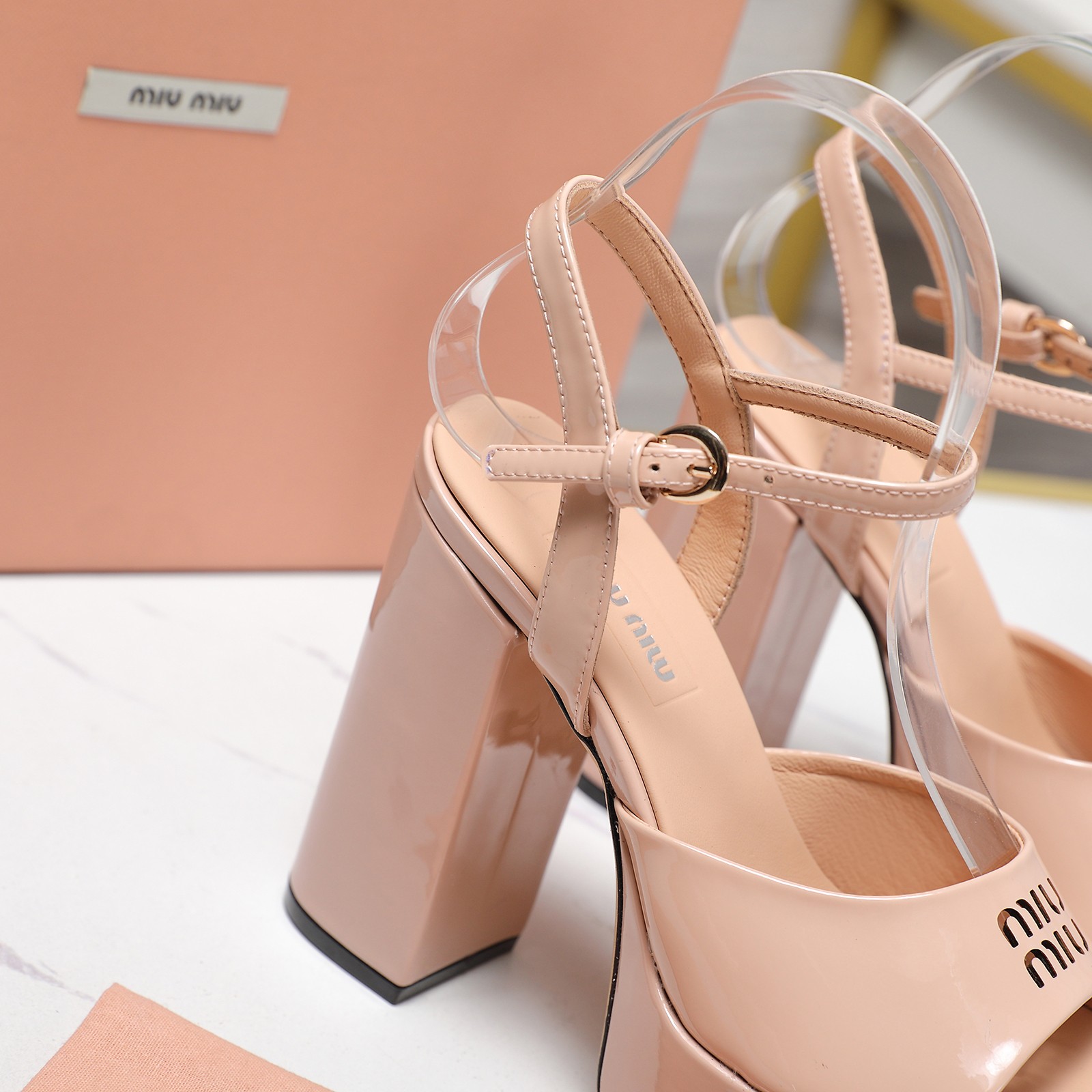 NO:416376,The original one-to-one replica top-notch original laser hollow LOGO Miu Miu thick-heeled water table sandals Miao Miu 25 spring and summer MIUMIU sandals are really dizzy. At first glance, I took a look at this pair of high heels of miumiu, and my feet were really amazing~ The high heels that combine sexy and versatile, and the height is very suitable for me. I don’t wear it. I definitely won’t lose money on my hands!  Imported fabric beef patent leather inner sheepskin midsole Italian leather outsole heel height 11.5CM water table 3.0CM size 35-42 (41 42 customization, no return or replacement), high heels sandals, miumiu, sandals, high heels, sheepskin, Leather soles19860909原版一比一复刻顶级 原版激光镂空LOGO Miu Miu 粗跟水台凉鞋 缪缪25春夏MIUMIU凉鞋真的美晕了 一眼看上miumiu这双高跟鞋,上脚果然更惊艳~ 集性感与于一体的高跟鞋,非常百搭,而且高度也太适合我了,穿着不累脚 绝对入手不亏的一双！ 面料进口牛漆皮 内里羊皮 中底意大利真皮大底 跟高11.5CM 水台3.0CM 码数35-42（41 42定制不退不换）,高跟鞋凉鞋,miumiu,sandals,high heels,sheepskin,Leather soles,Women's Shoes