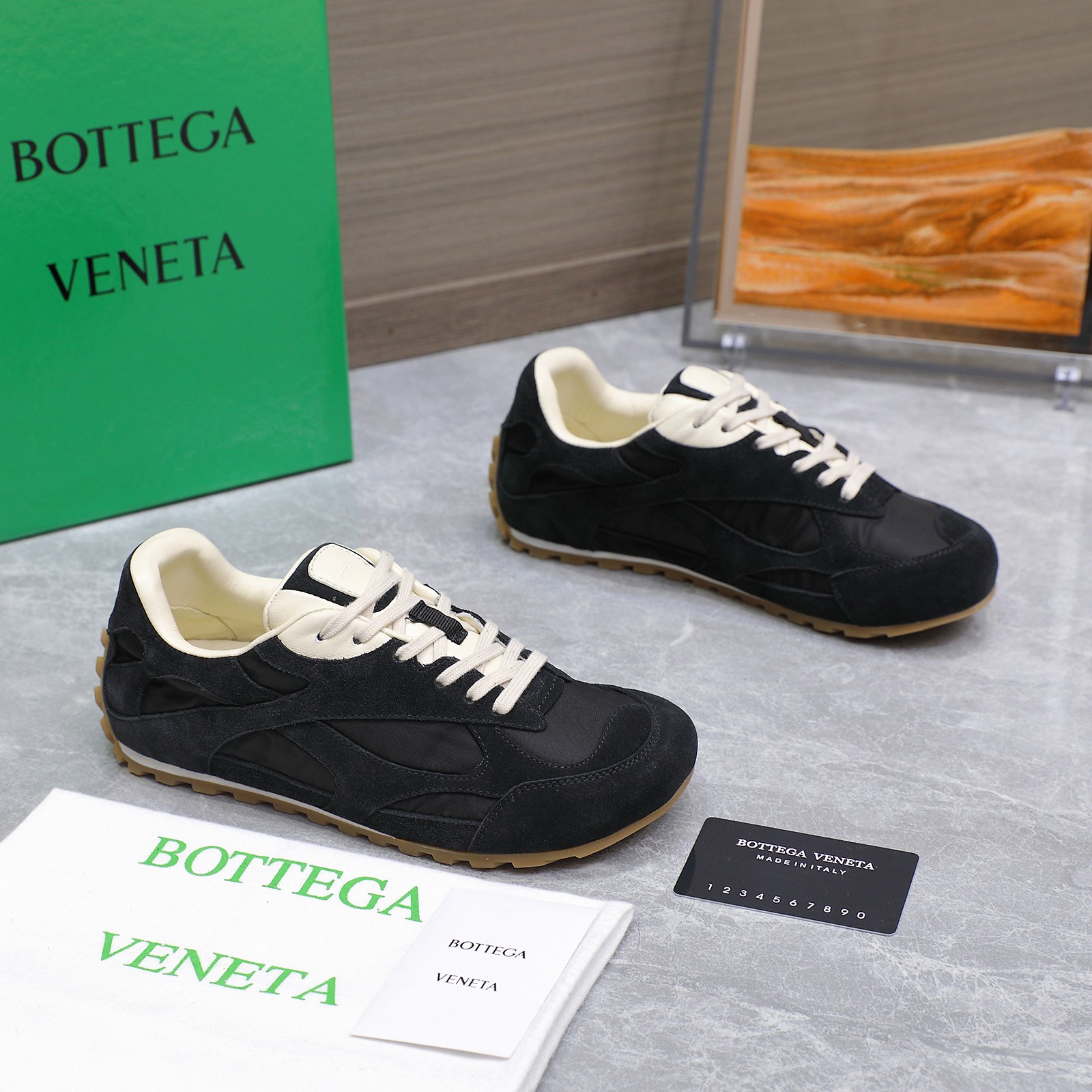 NO:392138,Bottega Venet* The latest Orbit series of Baodiejia BV couples, retro casual sneakers, Bottega Veneta, inspired by the free and casual retro style of the 1990s, launched a new neutral sneaker Orbit series. While ensuring casual comfort, there is no shortage of fine styling design, and the selected space cloth fabric echoes the brand's iconic Intreccio elements to achieve a light foot feeling. With a sophisticated and avant-garde design, we will pay a new interpretation, paying tribute to the personality style in the collision of functions and silhouettes, creating a timeless styling style. Dynamics is one of Matthieu Blazy's important design concepts. /About material./FABRIC CONTENT Fabric: Original custom ox back-fleece lining: Imported sheepskin soles:  Original open mold-proof anti-slip TPU material, bottom thickness 2CM**3cm Size: Women's model 35-40 / Men's model 39-45 (Women's 40 / Men's 45 custom-made without return and exchange) Running volume and price men's size +10, casual shoes/sports shoes, bottega veneta, bottega veneta, bottega veneta, bottega veneta, bottega veneta, bottega veneta, bottega veneta, bottega veneta, sneakers, sheepskin19860909Bottega Venet*  葆蝶家BV最新款Orbit系列 情侣款 复古 休闲 运动鞋 Bottega Veneta 以 90年代自由随性的复古风格为灵感,推出全新的中性运动鞋 Orbit 系列 在保证休闲舒适的同时,不乏造型设计的精细雕琢,搭配甄选太空布面料呼应品牌标志性Intreccio 元素,以此实现轻盈的脚感.以精致前卫的设计带来全新的演绎,在功能与廓形的碰撞中致敬个性风采、打造永不过时的造型风格.动态”是Matthieu Blazy 的重要设计理念之一. /关于材质./ FABRIC CONTENT 面料 : 原版定制牛反绒 内里 : 进口羊皮 鞋底 : 原版开模防滑TPU材质 底厚 2CM内**3cm Size : 女款35-40 / 男款39-45（女40/男45定做不退换） 跑量价男码＋10,休闲鞋/运动鞋,bottega veneta,bottega veneta,bottega veneta,sneakers,sheepskin,Women's Shoes