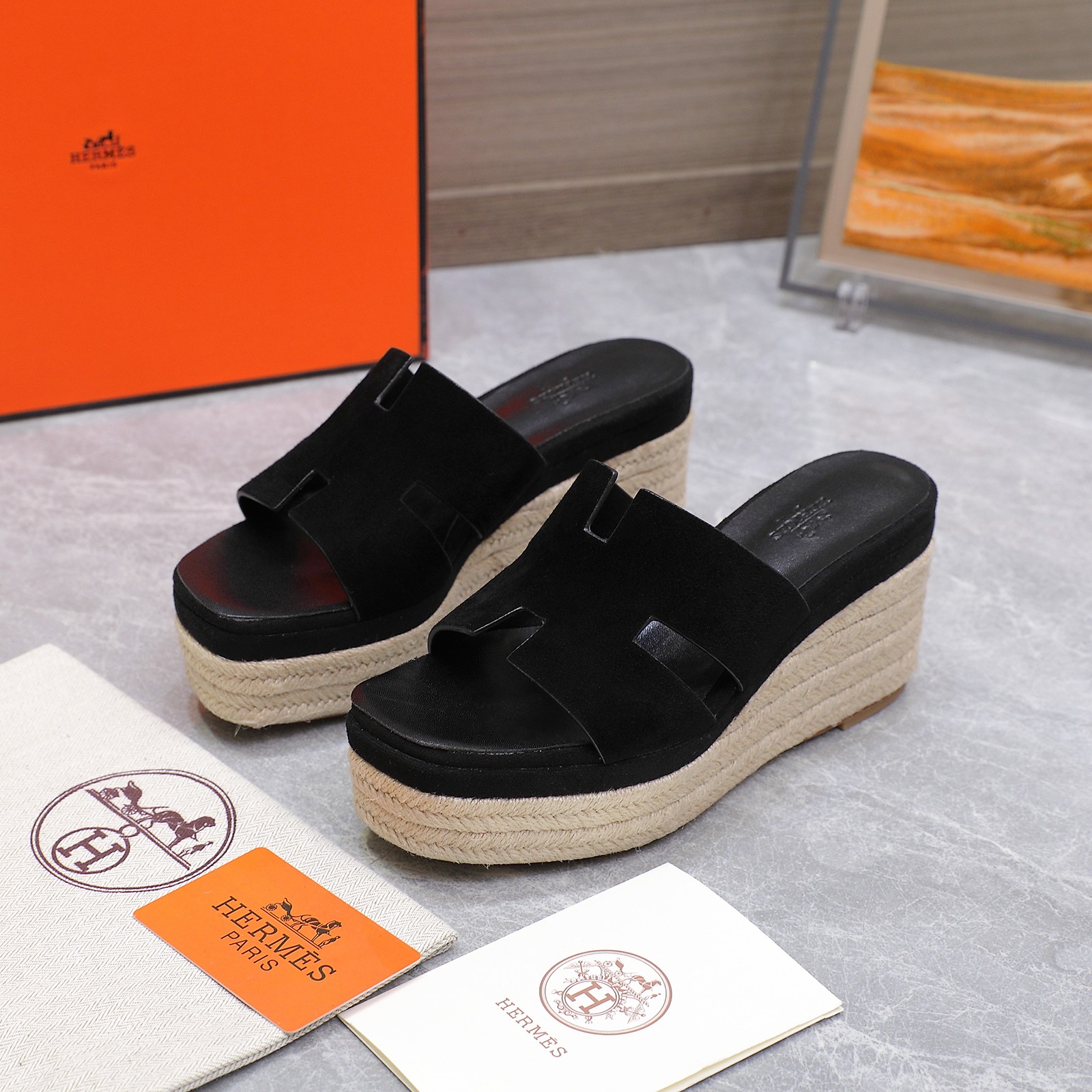 NO:392146,Top [Love] Hermes Hermes H-rope Slippers New Color-matching Oran Sandals Classic Series—————————— [Rose] Exclusive original mold opening, fashionable and versatile, Super comfortable, every detail is the ultimate Original palm print/swift calfskin/sheep velvet, Original 1:1 exclusive private mold upper/original genuine leather outsole/original water table one-to-one mold opening, sheepskin inner lining, sheepskin footbed [Fireworks], it is simply beautiful Heel height 7CM outsole Italian leather outsole Packaging: Original packaging SIZE35-42 (41.42 customization without return or replacement), slippers, hermes, hermes, stuart weitzman, sandals, slippers, cowhide, sheepskin, Leather soles19860909顶级[爱心]Hermes 爱马仕麻绳底H拖鞋新款配色Oran凉鞋经典系列———————————[玫瑰]独家原版开模,时尚又百搭 超级舒服 每个细节都做到极致 原版手掌纹/swift小牛皮 /羊反绒, 原版1:1独家私模鞋面/原版真皮大底 /原版水台一比一开模,羊皮内里,羊皮垫脚[烟花],简直美翻了 跟高7CM 大底意大利真皮大底 包装: 原版包装 SIZE35-42（41.42定制不退不换）,拖鞋,hermes,hermes,stuart weitzman,sandals,slippers,cowhide,sheepskin,Leather soles,Women's Shoes