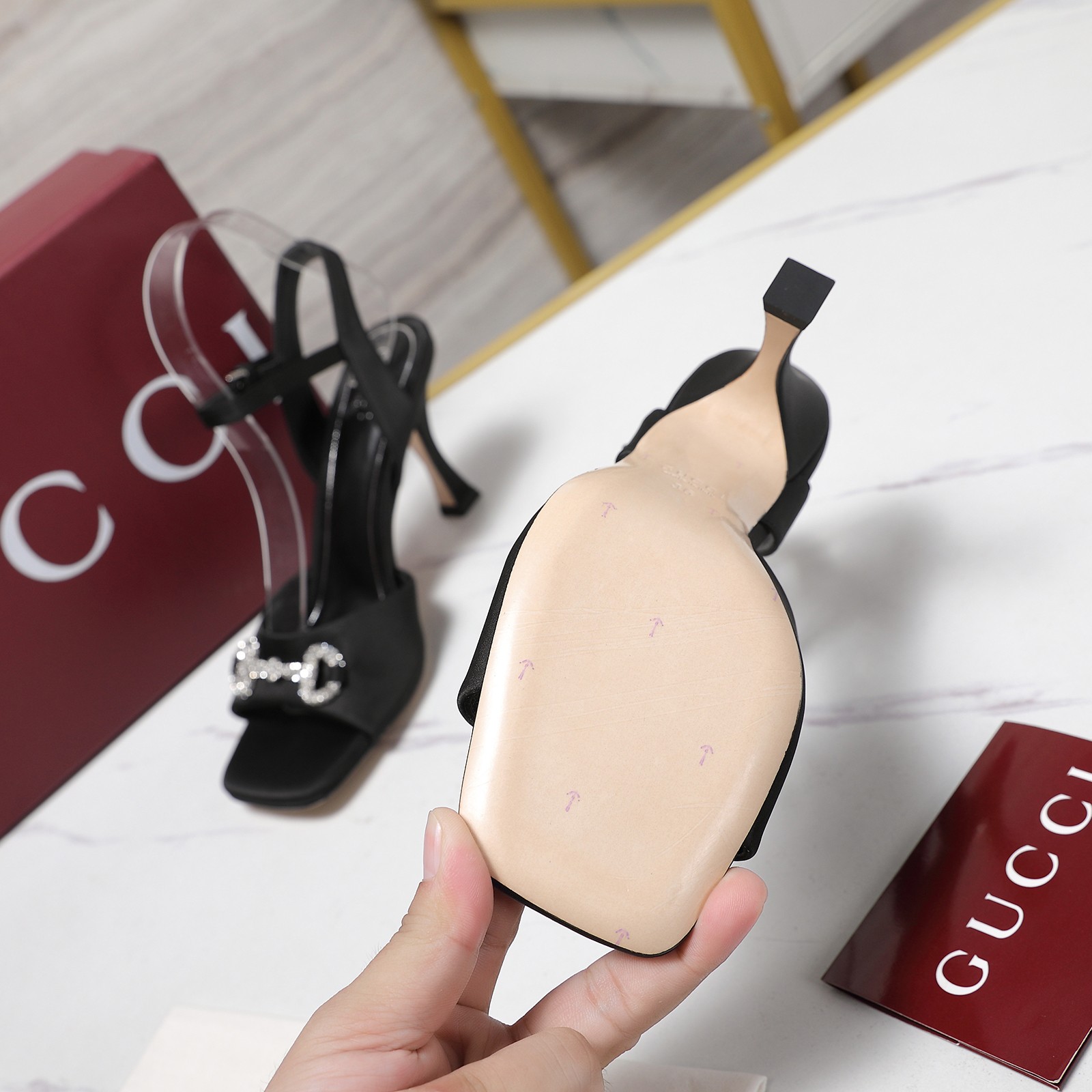 NO:392154,Top version Gucci 25S spring and summer new product rhinestone candy color with sandals and high heels on the back. G home reflects the high-end feeling. It always makes people feel capitalized. It looks quite simple style but it is inexplicably high-end on the feet. It is very sexy and allows you to easily match it. The upper is made of imported silk rhinestone buckle. The inner is imported sheepskin. The heel height is 10.5cm/8.5cm. Size35-39 (customized by 40/41/42), high heels sandals, gucci, gucci, sandals, high heels, sheepskin, real silk19860909顶级版本 Gucci 25S春夏新品水钻糖果色 后带凉鞋高跟 G家在体现高级感这块 总让人大写的服气 看起来蛮简单的款式 但上脚就莫名很高阶 非常性感 让你轻松搭配尽显各种风格 鞋面采用进口真丝布水钻扣 内里采用进口羊皮 意大利进口真皮底 跟高10.5cm/8.5cm Size35-39（40/41/42定制）,高跟鞋凉鞋,gucci,gucci,sandals,high heels,sheepskin,real silk,Women's Shoes