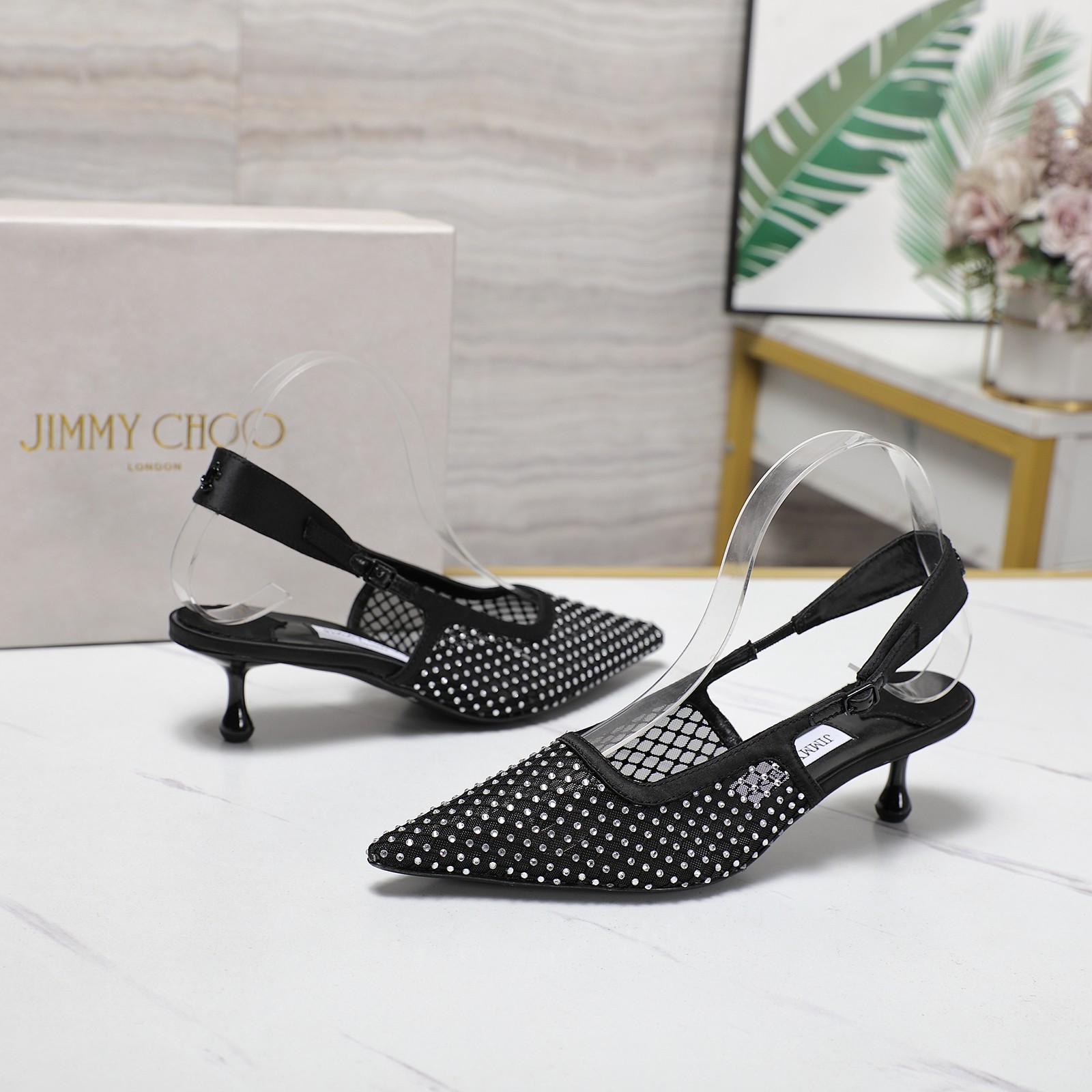NO:392139,The highest version Jimmy Choo latest mesh drag 2025ss mesh hot diamond rear sandals Jimmy Zhou classic LOVE mesh series JC's shoes are well-known for being fairy beauty without exception. Especially this fine shiny embellishment, exclusive pure hand-made pleated technology, time-consuming and labor-intensive, the mesh is looming, revealing a little sexy atmosphere, super suitable for wedding shoes, wearing it is a fairy♀ The fabric uses imported mesh Swarovski rhinestones, the foot pads are mixed-bred sheepskin imported from Italy, imported cowhide, heel height 5cm, size 35-42 (41/42 custom made, non-return and exchange), high heels sandals, jimmy choo, jimmy choo, swarovski, chanel, sandals, high heels, cowhide, sheepskin19860909最高版本 Jimmy Choo最新款网拖 2025ss网纱烫钻后空凉鞋 吉米周经典LOVE网纱系列 JC家的鞋子众所周知都是无一例外的仙女美 尤其是这款细闪亮片点缀 独家纯手工褶皱工艺 耗时耗力 网纱若隐若现 透露着些许性感的氛围 超适合当婚鞋 穿上就是小仙女♀ 面料采用进口网纱面施华洛世奇水钻 垫脚是混种羊皮 意大利进口牛皮大底 跟高 5cm 码数 35-42（ 41/42 定做不退换）,高跟鞋凉鞋,jimmy choo,jimmy choo,swarovski,chanel,sandals,high heels,cowhide,sheepskin,Women's Shoes