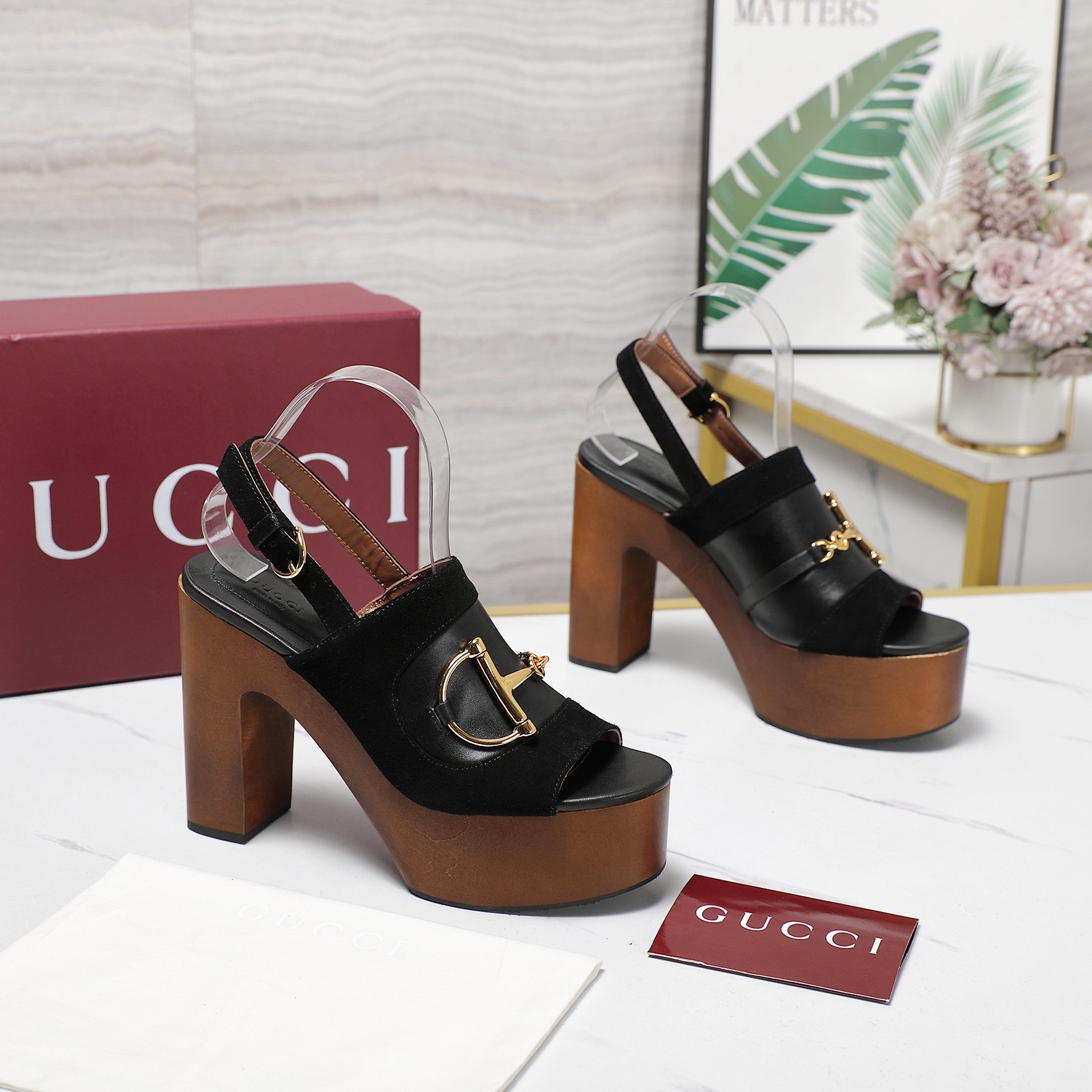 NO:392127,'Exclusive Top Version' Original replica basswood solid wood water table Gucci *Chi's latest hot fish-mouth sandals series in spring and summer... [Round head fish-mouth sandals] Latest D-shaped chain buckle Original single quality Original European style, the foot is perfectly worn with this shoe, elegant and generous, crystal clear, no matter the material of various accessories, it is unique to home, must be made from the original version, zero distance, the entire series is full of exciting and exciting elements, the quality of different materials, the texture of the skin and the material expression of the skin, with a strong artistic atmosphere... Upper: imported Yangjing + cowhide Inner: Custom imported sheepskin Fighting: Custom imported sheepskin Outsole: Original open mold basswood bottom + double G bottom Heel height: 12.5cm Packaging: original full package Size: 35-42 (41.42 Customized without return)  Running volume and price, high heels, sandals, gucci, sandals, high heels, cowhide, sheepskin, sheep19860909《独家顶级版本》 原版复刻椴木实木水台 Gucci古*驰2025春夏最新爆款鱼嘴凉鞋系列……【圆头鱼嘴凉鞋】 最新D型链条扣 原单品质 原汁原味的欧式风格,上脚非常完美穿搭上配此鞋,优雅大方,晶莹剔透,无论种各配件材质,都是家独一比一定制,必到做原版零距离,整系个列都充了满令兴人奋意和外的元结素合,不同材的质,肌的理面的料表现,具有极的浓艺术气息…… 鞋面:进口羊京+牛皮 内里:定制进口羊皮 垫脚:定制进口羊皮 大底:原版开模椴木底＋双G底片 跟高:12.5cm 包装:原版全套包装 码数:35-42(41.42定制不退换) 跑量价,高跟鞋凉鞋,gucci,sandals,high heels,cowhide,sheepskin,sheep,Women's Shoes