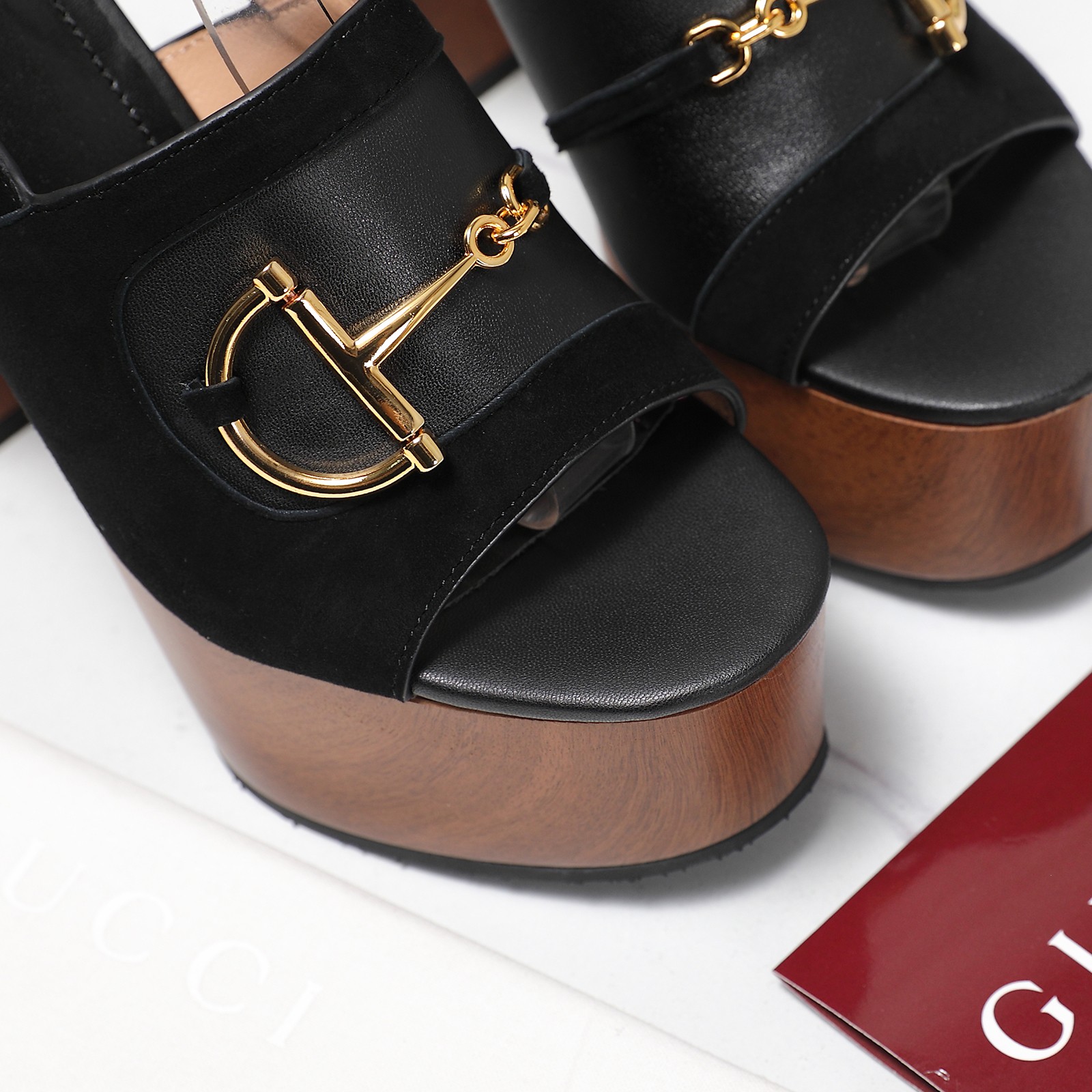 NO:392133,'Exclusive Top Version' Original Replica PU Water Platform (Imitation Wood Sole) Gucci Gu*chi 2025 Spring and Summer Latest Popular Fish Mouth Sandals Series... [Round Head Fish Mouth Sandals] Latest D-shaped Chain Buckle Original Single Quality Original European Style, the foot is perfectly worn with this shoe, elegant and generous, crystal clear, no matter the material of various accessories, it is unique to home, and must be made from the original version, zero distance, the entire series is full of exciting and uninterrupted elements, the quality of different materials, the texture of the skin and the material expression, with a strong artistic atmosphere... Upper: imported Yangjing + cowhide Inner: Custom imported sheepskin Foot pad: Custom imported sheepskin Outsole: Original rubber sole Heel height: 12.5cm Packaging: Original full package Size: 35-42 (41.42 Customized without return)  Running volume and price, high heels, sandals, gucci, sandals, high heels, cowhide, sheepskin, sheep19860909《独家顶级版本》 原版复刻PU水台（仿木底） Gucci古*驰2025春夏最新爆款鱼嘴凉鞋系列……【圆头鱼嘴凉鞋】 最新D型链条扣 原单品质 原汁原味的欧式风格,上脚非常完美穿搭上配此鞋,优雅大方,晶莹剔透,无论种各配件材质,都是家独一比一定制,必到做原版零距离,整系个列都充了满令兴人奋意和外的元结素合,不同材的质,肌的理面的料表现,具有极的浓艺术气息…… 鞋面:进口羊京+牛皮 内里:定制进口羊皮 垫脚:定制进口羊皮 大底:原版橡胶底 跟高:12.5cm 包装:原版全套包装 码数:35-42(41.42定制不退换) 跑量价,高跟鞋凉鞋,gucci,sandals,high heels,cowhide,sheepskin,sheep,Women's Shoes