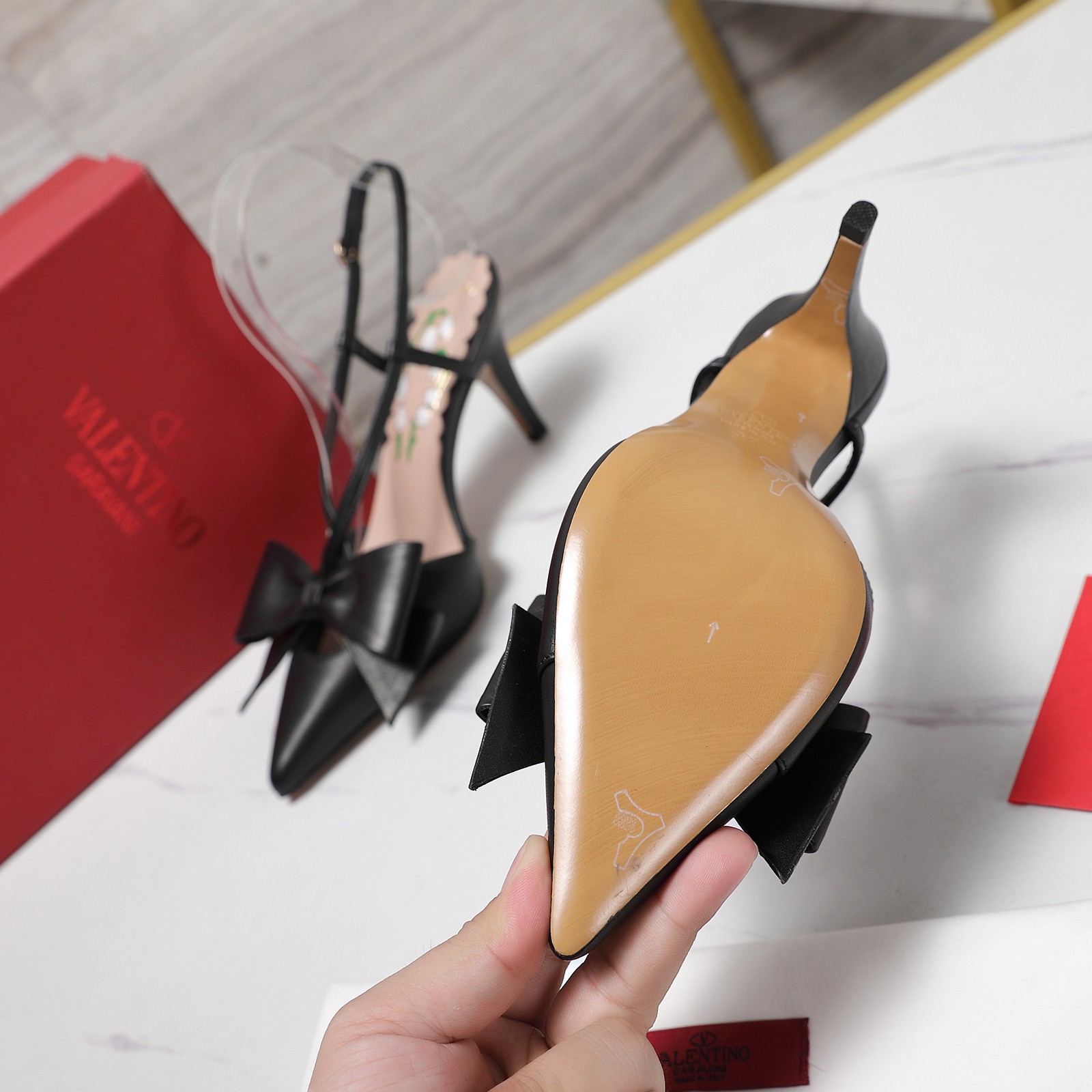 NO:392159,The highest version: pointed bow series, Valentino Paris Fashion Week Spring and Summer Show New Valentino High Heels Valentino originated from an Italian fashion brand, combining Italian handicrafts and modern beauty to interpret a new fashion charm. Continuing the super high heel design, it is favored by well-known overseas bloggers. Tens of millions of fans and bloggers are full of performances and are sold at home and abroad. It has been out of stock in China, top version. Candy color matching, each color is beautiful. It comes with family-style classic hardware, with high recognition. Original water table heel high version. Imported cowhide leather upper imported into the inner granular sheepskin. Original custom leather outsole sole. Heel height 8.5CM. Packaging full set of original packaging.  Size 35-40. (41.42 customized), high heels sandals, valentino, valentino, sandals, high heels, cowhide, sheepskin, Leather soles19860909最高版本 尖头蝴蝶结系列, Valentino 巴黎时装周 春夏秀场款 新款华伦天奴高跟鞋 Valentino华伦天奴源于意大利的时装品牌, ,融合意大利手工艺和现代美感,演绎全新时尚魅力 延续超高跟设计,深得海外知名博主青睐 千万粉丝博主倾情演绎,畅销海内外 国内已经断货,顶级版本 糖果色配色,每个颜色都是绝美 自带家族式经典五金,辨识度极高 原版水台跟高开版 鞋面进口头层牛皮 内里进口粒面羊皮 鞋底原版定制真皮大底 跟高8.5CM 包装全套原版包装 码数35-40.（41.42订做）,高跟鞋凉鞋,valentino,valentino,sandals,high heels,cowhide,sheepskin,Leather soles,Women's Shoes