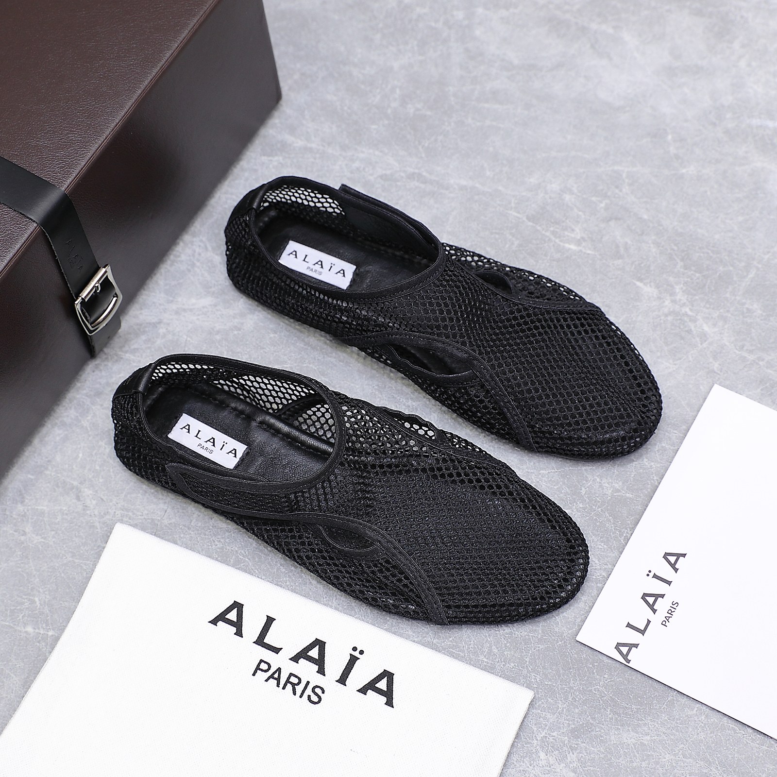 NO:392149,'Exclusive Top Version' Niche ALAIA 2025vs Summer Sandal Series... [Mesh Flat Velcro Single Shoes] Refined and elegant, but also has a sense of fashion. Comfortable on the feet... Fabric: Customized Net Inner: Customized Net Fixture: Customized Sheepskin Outsole: Original Open-molded Rubber Outsole Size: 35-39 (40.41.42 Customized without return) Packaging: Original full set of packaging Color: Synchronized update of the official website Running volume and price, ballet shoes, alaia, sandals, sheepskin19860909《独家顶级版本》  小众ALAIA 2025vs夏季凉鞋系列……【网面平底魔术贴单鞋】 精致优雅的同时,还具有时髦感.上脚舒适… 面料:定制网 内里:定制网 垫脚:定制羊皮 大底:原版开模橡胶大底 码数:35-39（40.41.42定制不退换） 包装:原版全套包装 颜色:官网同步更新 跑量价,芭蕾舞鞋,alaia,sandals,sheepskin,Women's Shoes