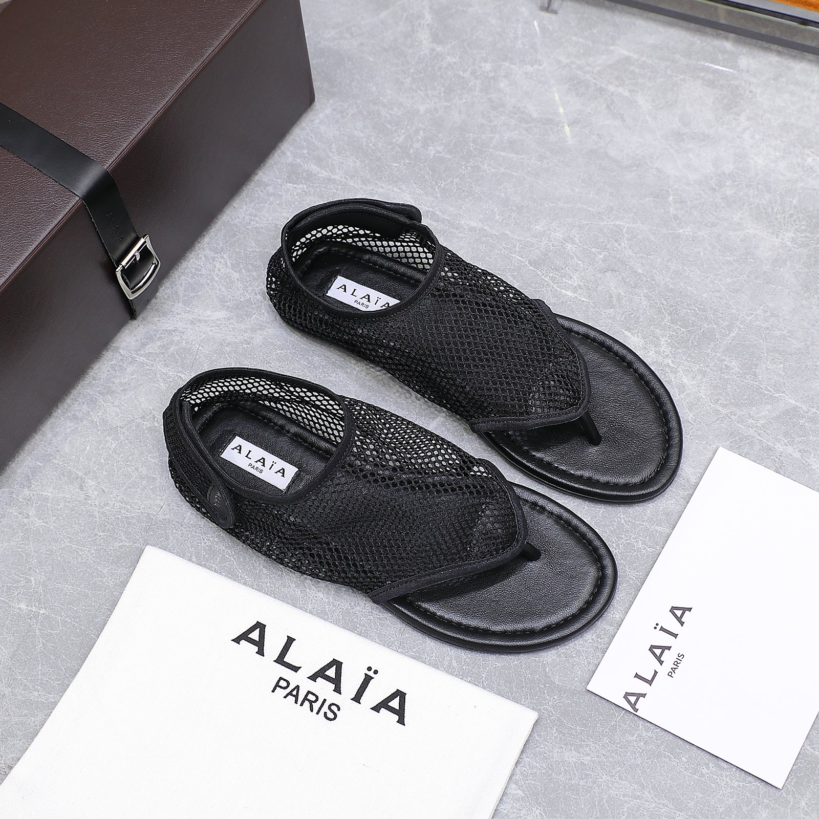 NO:392144,'Exclusive Top Version' Niche ALAIA 2025vs Summer Sandal Series... [Retro Fitted Herringbone Sandals] Refined and elegant, but also has a fashionable feel. Comfortable to the feet... Fabric: Customized Net Inner: Customized Net Footpad: Customized Sheepskin Outsole: Original Open-molded Rubber Outsole Size: 35-39 (40.41.42 Customized without return) Packaging: Original full set of packaging Color: Synchronized update of the official website Running volume and price, split-toe shoes, alaia, sandals, sheepskin19860909《独家顶级版本》  小众ALAIA 2025vs夏季凉鞋系列……【复古夹脚人字凉拖】 精致优雅的同时,还具有时髦感.上脚舒适… 面料:定制网 内里:定制网 垫脚:定制羊皮 大底:原版开模橡胶大底 码数:35-39（40.41.42定制不退换） 包装:原版全套包装 颜色:官网同步更新 跑量价,分趾鞋,alaia,sandals,sheepskin,Women's Shoes