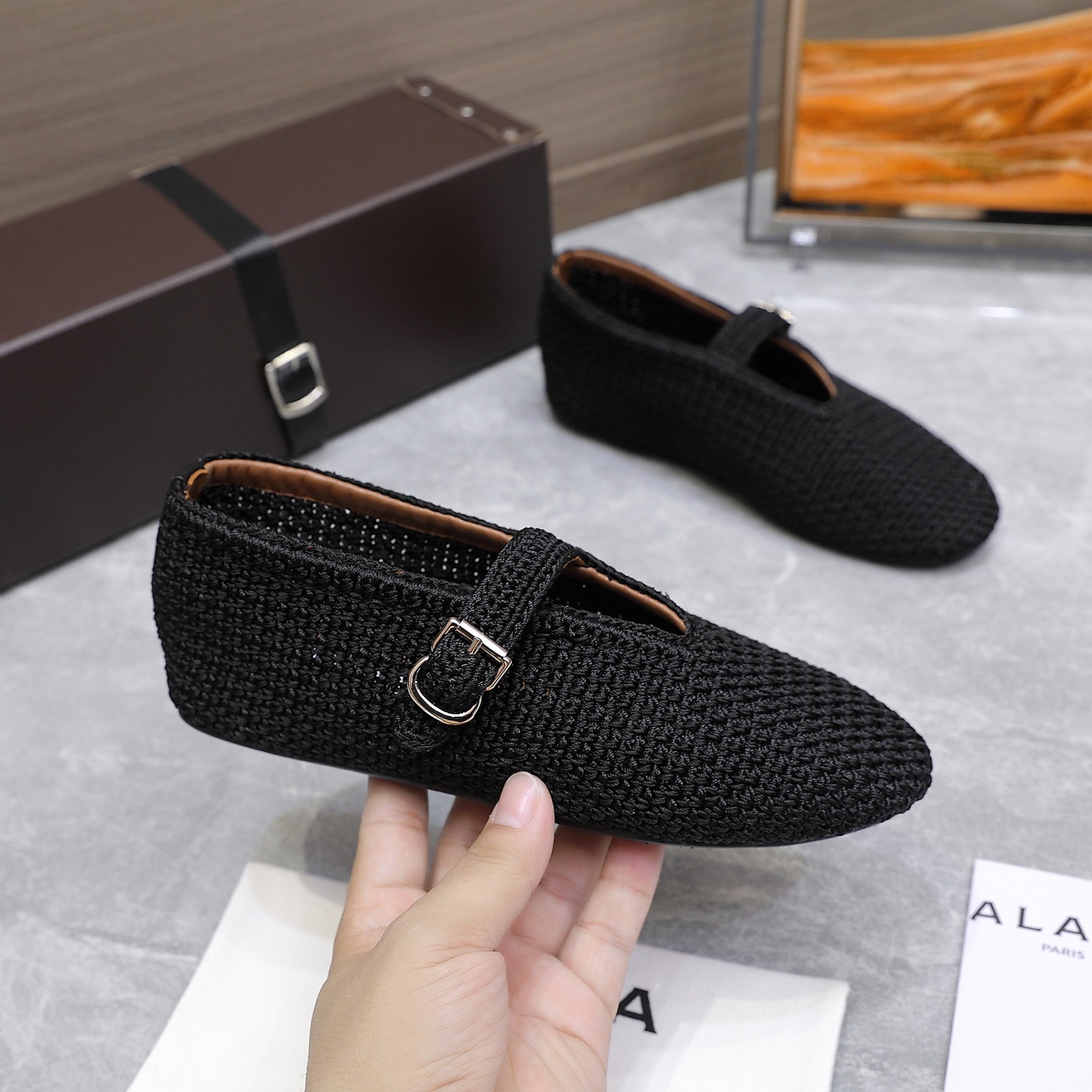 NO:408832,ALAIA 25/ Spring and Summer Latest Braided Ballet Shoes The king of cutting only loyal to the female body curve. Alaia, a brand founded in 1979, has always been selling fashionable women's shoes. It is well-known in the Paris fashion industry and the world. Victoria Beckham, Michelle Obama, Ladygaga, Madonna, are all admirers and top fans of ALAA. The upper is original wool wool braided footbed sheepskin sole original open mold rubber sole Size#35-42 (40 41 42 custom made without return) Packaging original packaging Run volume and price, ballet shoes, alaia, sheepskin19860909ALAIA 阿莱亚 25/ 春夏 最新 编织芭蕾舞鞋 只忠于展现女性身体曲线的裁剪之王 始创于1979年的品牌Alaia 一直主售时装感十足的型格女鞋,巴黎时装界以及全世界都享有盛誉维多利亚贝克汉姆,米歇尔奥巴马,Ladygaga ,麦当娜, 都是ALAA的崇拜者和头号粉丝 鞋面原版羊毛线编织 垫脚羊皮 鞋底原版开模橡胶底 Size#35-42（40 41 42订做不退换） 包装原版包装 跑量价,芭蕾舞鞋,alaia,sheepskin,Women's Shoes