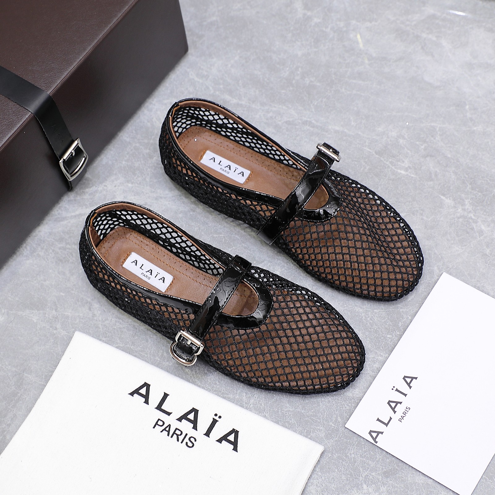 NO:408829,Alaia 25ss/ catwalk flat mesh shoes ballet shoes The popular flat shoes that are popular all over the world. The same style of Zhang Xiaohui, sweet and cool ballet style. A popular ballet shoes, romantic and charming. Comfortable and versatile style. Different styles can be easily controlled by different styles. Whether it is jeans, suit pants, or pleated skirts, you can enhance your outfit to fashion, elegance and excellence. Original custom-made imported weaving fabrics, imported sheepskin, inner footbed, imported rubber non-slip sole, size 35-39 (40.41 custom made, no return or exchange) Price, ballet shoes, alaia, flats, skirts, jeans, business suit, sheepskin19860909Alaia 阿莱亚25ss/ 走秀款平底网面鞋芭蕾舞鞋 风靡全球超火的平底鞋 章小蕙同款 甜酷芭蕾风 人气超高的一款芭蕾舞鞋,浪漫又迷人 舒适百搭配上不同款式,不同风格都能轻松驾驭,无论牛仔裤,西装裤,还是百褶裙,都能将你的穿搭提升到时尚,优雅和卓越之中 面料原版订制进口编织 內里垫脚进口羊皮 大底原版橡胶防滑大底 码数35-39（40.41订做不退换） 价格,芭蕾舞鞋,alaia,flats,skirts,jeans,business suit,sheepskin,Women's Shoes