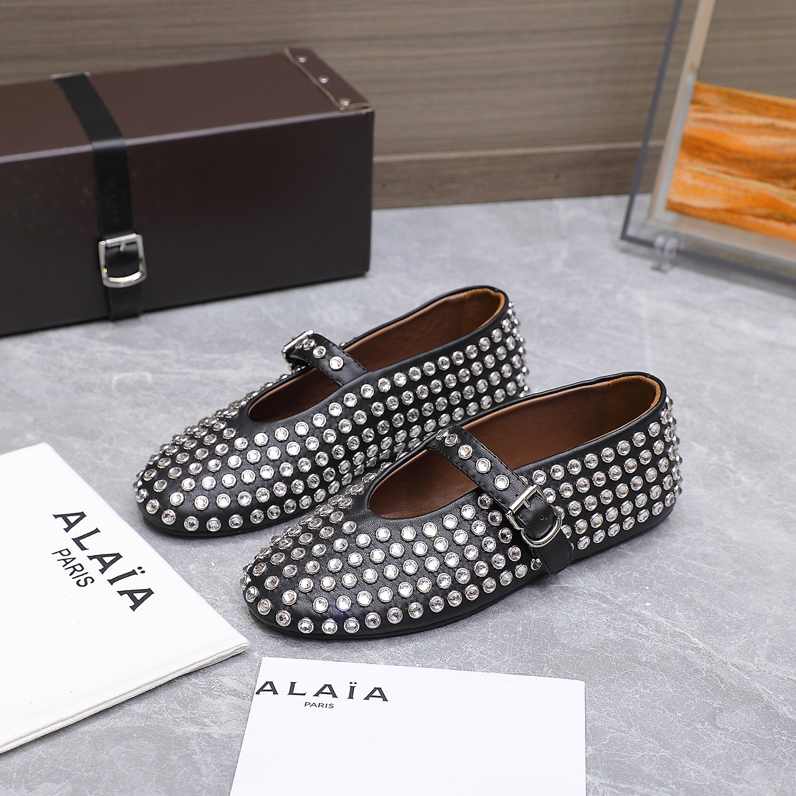 NO:408828,Alaia 25ss/ catwalk flat mesh shoes ballet shoes popular flat shoes that are popular all over the world Leather nailed style Zhang Xiaohui is the same sweet and cool ballet style A very popular ballet shoes, romantic and charming Comfortable and versatile style, different styles can be easily controlled by different styles, whether it is jeans, suit pants, or pleated skirts, it can enhance your outfit to fashion, elegance and excellence Imported top layer cowhide inner footbed imported sheepskin Outsole original rubber non-slip sole Size 35-39 (40.41 custom made without return) Price, ballet shoes, alaia, flats, skirts, jeans, business suit, cowhide, sheepskin19860909Alaia 阿莱亚25ss/ 走秀款平底网面鞋芭蕾舞鞋 风靡全球超火的平底鞋 皮面打钉款 章小蕙同款 甜酷芭蕾风 人气超高的一款芭蕾舞鞋,浪漫又迷人 舒适百搭配上不同款式,不同风格都能轻松驾驭,无论牛仔裤,西装裤,还是百褶裙,都能将你的穿搭提升到时尚,优雅和卓越之中 面料进口头层牛皮 內里垫脚进口羊皮 大底原版橡胶防滑大底 码数35-39（40.41订做不退换） 价格,芭蕾舞鞋,alaia,flats,skirts,jeans,business suit,cowhide,sheepskin,Women's Shoes