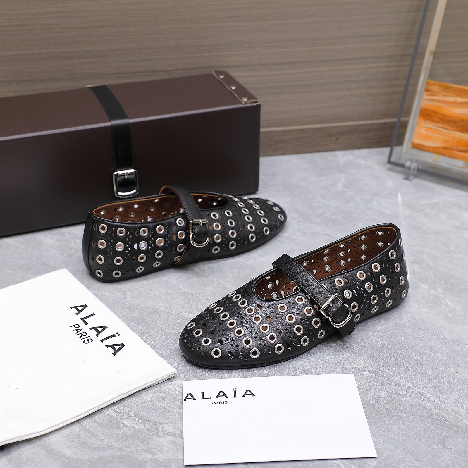 NO:408830,Alaia 25ss/ catwalk flat mesh shoes ballet shoes popular flat shoes leather punched style Zhang Xiaohui same style sweet and cool ballet style A very popular ballet shoes, romantic and charming. Comfortable and versatile style. Different styles can be easily controlled by different styles. Whether it is jeans, suit pants, or pleated skirts, it can enhance your outfit to fashion, elegance and excellence. Imported fabric top layer cowhide inner footbed imported sheepskin outsole original rubber non-slip sole size 35-39 (40.41 custom made without return) Price, ballet shoes, alaia, flats, skirts, jeans, business suit, cowhide, sheepskin19860909Alaia 阿莱亚25ss/ 走秀款平底网面鞋芭蕾舞鞋 风靡全球超火的平底鞋 皮面冲孔款 章小蕙同款 甜酷芭蕾风 人气超高的一款芭蕾舞鞋,浪漫又迷人 舒适百搭配上不同款式,不同风格都能轻松驾驭,无论牛仔裤,西装裤,还是百褶裙,都能将你的穿搭提升到时尚,优雅和卓越之中 面料进口头层牛皮 內里垫脚进口羊皮 大底原版橡胶防滑大底 码数35-39（40.41订做不退换） 价格,芭蕾舞鞋,alaia,flats,skirts,jeans,business suit,cowhide,sheepskin,Women's Shoes