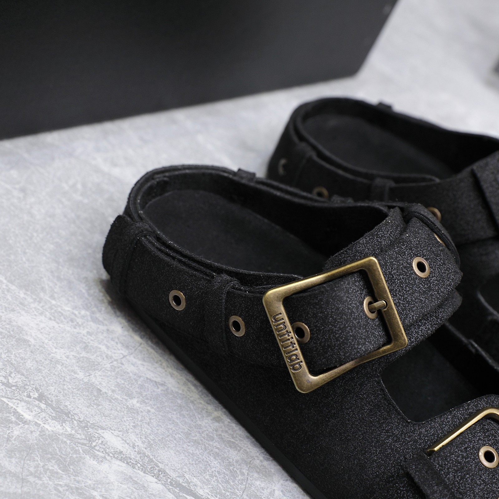 NO:407510,Exclusive couple sandals untitlab niche designer 25 new model untitla collaborates with Ultrasuede to launch cork deer leather sandals/Bag Belts Sandals series Birkenstock sandals Solid color buckle decoration Shoes are loved at a glance!  Introduction and creative, full of lines, very Less, original fabric, deer skin, unified inside, original mold opening film, number of women's code 35-41, men's code 38-45, packaging, original packaging, running volume, slippers, slippers19860909独家款 情侣款凉拖 untitlab 小众设计师25发布会新款 untitla合作Ultrasuede推出 软木鹿皮凉拖鞋/Bag Belts Sandals系列 勃肯凉拖鞋 纯色系扣带装饰 鞋子看一眼就备受喜爱！简介又不失创意 满满的线条感上脚也是非常莱斯 面料原版鹿皮 内里面料统一 原版开模底片 码数女码35-41  男码38-45 包装 原版包装 跑量价,拖鞋,slippers,Women's Shoes