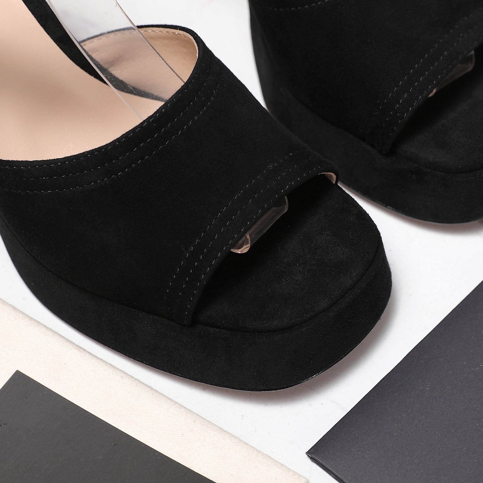 NO:407509,Top purchasing version Valentino/Valentino rookie model!  2025SS latest metal logo high heel water table sandals!  The original version is purchased with a top replica of 1:1!  Exquisite last design, perfect side arc!  Selected Italian imported A-grade leather large sole to give you an authentic foot feel!  The first choice for high-end customers to purchase [Material] The upper imported cowhide/beef patent leather/high mercerized beef reverse velvet original inner imported sheepskin, the original sole of the original mold-opening imported genuine leather outsole [heel height] 9cm [water table] 2cm [size number] 35-41 sizes (42 customized) [Packaging] configuration original packaging, high heels, valentino, valentino, sandals, high heels, cowhide, sheepskin, Leather soles19860909顶级代购版本 Valentino/华伦天奴新秀款！ 2025SS最新金属logo 高跟水台凉鞋！原版购入1:1顶级复刻！精致的楦型设计,侧身弧线完美！ 精选意大利进口A级真皮大底,带给您正品级的脚感！供高端客户代购首选【材质】 鞋面原版进口牛皮/牛漆皮/高丝光牛反绒 内里原版进口羊皮 大底原版开模进口真皮大底【跟高】9cm【水台】2cm【码数】35-41码（42定做）【包装】配置原版包装,高跟鞋凉鞋,valentino,valentino,sandals,high heels,cowhide,sheepskin,Leather soles,Women's Shoes