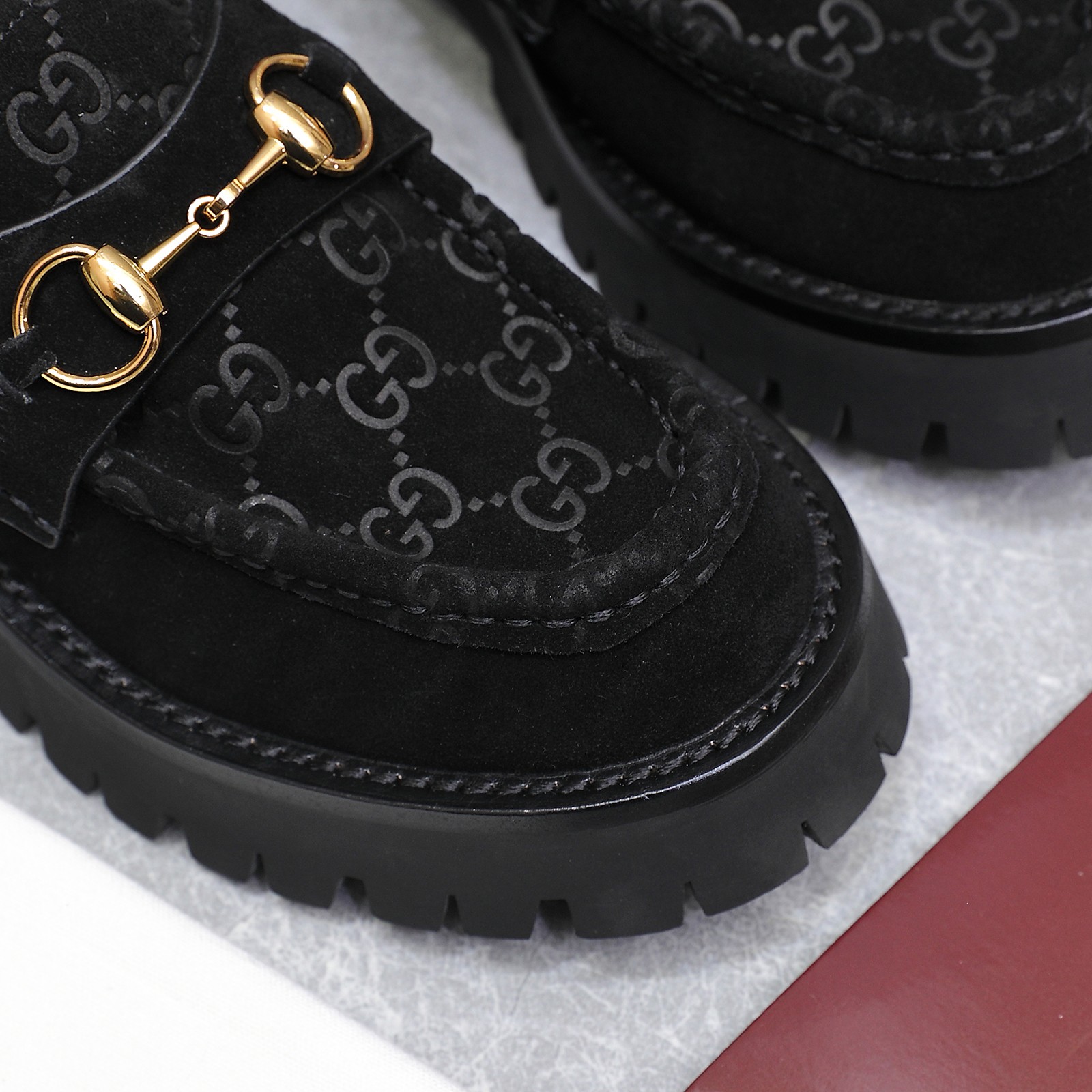 NO:407507,The latest hit GUCCI short boots, loafers, retro chain buckles, chubby head shape, very exquisite and full of detail. The thick sole can well modify the leg shape, invincible, thin and high-quality, everyone praises it~ the classic style will never go out of date!  People wear it every year~ The point is that it is really versatile, not picky about people, skin tone, feet, and match!  As always, there is no resistance to the things in the Gucci family. I planted this pair of loafers a long time ago. The style is also very nice and versatile. This heel height is very nice. I want to compare with other brands. I am more satisfied with this, dwarf gospel. Suitable for a variety of styles, college style, casual style, lady style, instep. High sisters are recommended to be one size larger. The material is opened with beaded cowhide and cowhide. The retro gold buckle is full of small and playful design. The upper is high mercerized beef velvet/cowhide. The inner lambskin. The original open molded sole. The heel height is about 4cm. Size 35-42 (41 42 customization and no return) Packaging original green packaging box, loafers, gucci, loafers, boots, cowhide, sheepskin.19860909最新爆款 GUCCI短靴 乐福鞋,复古链条扣 胖嘟嘟的头型 非常的精 致,细节感满满.厚鞋底能很好的修饰腿型,无敌 鼎瘦又品高,人见人夸～经典款永不过时！年年都有人穿～重点是它真的很百搭,不挑人、不挑肤色、不挑 脚,还不挑搭配！ 一如既往对gucci家的东西毫无抵抗力,很早之前就种 草了这双乐福鞋,版型也 很好看,很百搭. 这款的鞋跟高度很nice,想对比其他品牌的,比较满意 这个,矮星人福音 适合多种风格,学院风,休闲风,淑女风都可以,脚背 高的姐妹建议大一码 材质开边珠牛皮显得很有档次 复古金扣 满满的小巧思设计,复古又带点小俏皮的感觉 鞋面高丝光牛反绒/牛皮 内里小羊皮 大底原版开模成型底 跟高4cm左右 尺码35-42（41 42定制不退货） 包装原版绿色包装盒,乐福鞋,gucci,loafers,boots,cowhide,sheepskin,Women's Shoes