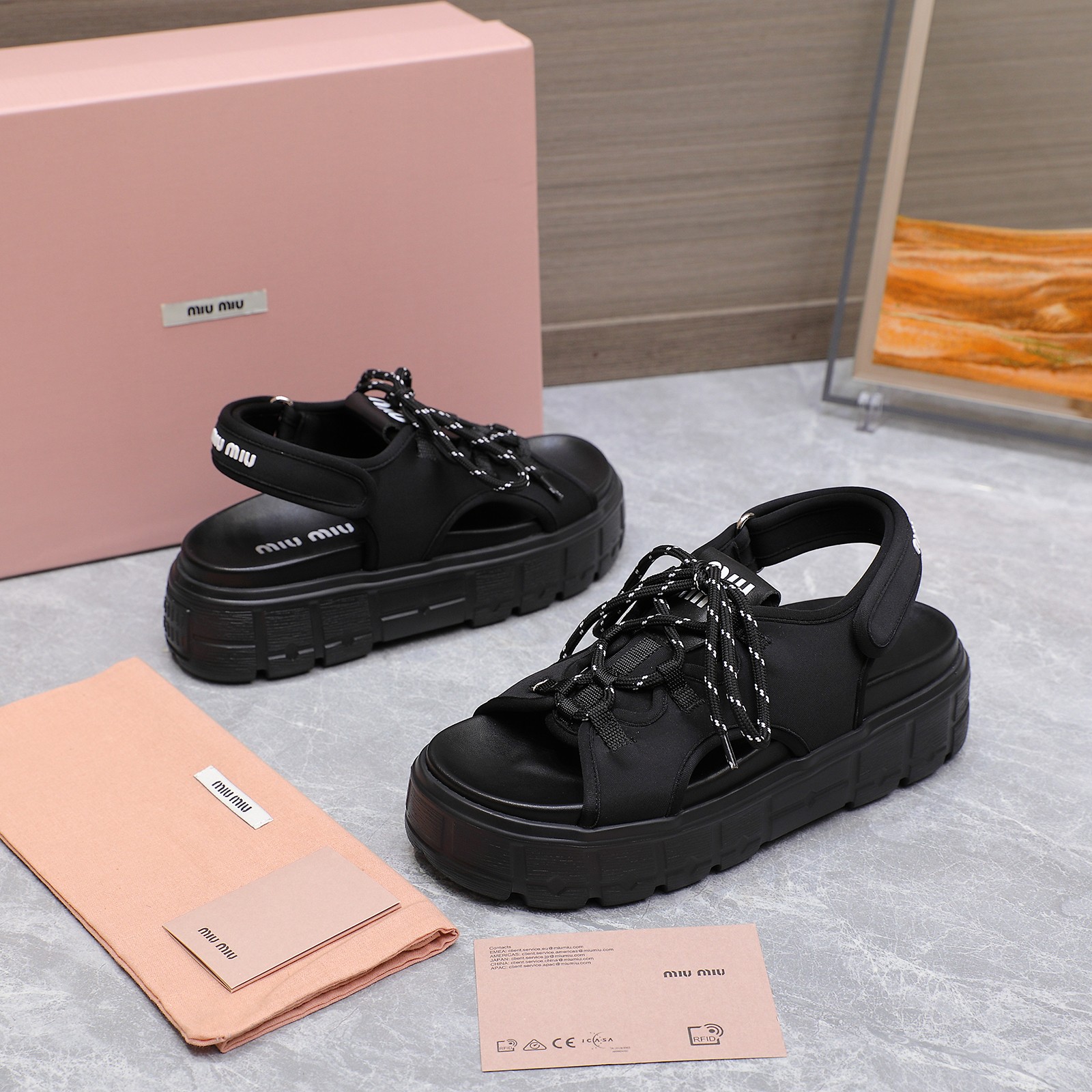 NO:407503,The highest version Miumiu counter latest drawstring strap thick-soled sandals are the focus as soon as they appear. The summer treasure sandals that have been questioned countless times are mysterious and cool, low-key and full of high-end feeling. The upper is soft and delicate, and it shows a luxurious texture as the pace moves. It is gentle and fresh, like a breeze under the warm spring sun, allowing you to instantly transform into a gentle goddess and interpret a casual and elegant temperament. The upper uses original satin lycra flick cloth, Tpu water table, original mold opening Tpu mold sole, heel height is about 5cm Size: 35-40 Price, high heels sandals, miumiu, sandals, high heels19860909最高版本 Miumiu专柜最新款抽绳绑带厚底凉鞋 一出场便是焦点.被追问无数次的夏日宝藏凉鞋,黑色款神秘而酷飒,低调中满是高级感,鞋面柔软细腻,随着步伐的移动,尽显奢华质感.温柔又清新,如同春日暖阳下的一缕微风,让你瞬间化身温柔女神 ,演绎随性优雅的气质. 鞋面采用原版缎莱卡轻弹布,Tpu水台,原版开模Tpu模具底 跟高5cm左右 Size:35-40 价格,高跟鞋凉鞋,miumiu,sandals,high heels,Women's Shoes