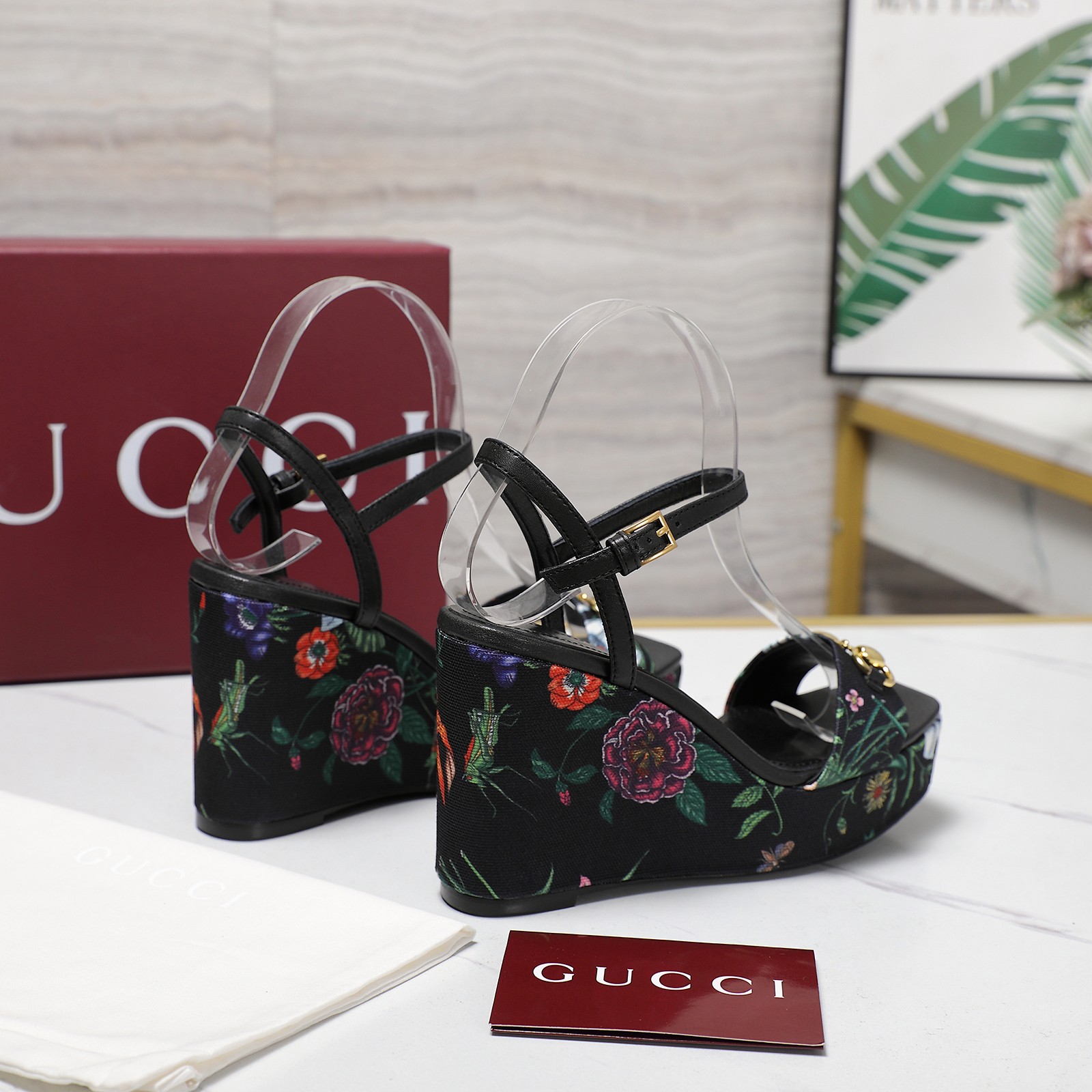 NO:407936,The highest version GUCCI 2025 spring new waterproof platform high heel shoe show Chiguhentian high-tone sandals Waterproof platform Stylish brand LOGO support, with super recognition and high recognition. All products are competing for brands first and then super heel high series. GUCCI is not out of date. Guccl Paris fashion show launches [seduction] [seduction] [seduction] The latest Guccl Heentian high waterproof platform patent leather high heels This series interprets a new fashion charm and continues the super high heel design, which is favored by well-known overseas bloggers. Tens of millions of fans and bloggers are passionately interpreted by them at home and abroad. It has been out of stock at home and abroad. The top version candy color matching, each color is beautiful. The imported original weaving fabric of the face shoes, imported leather sheep inside, sole shoes original genuine leather sole) The rear water platform height is 10cm, the front water platform height is 3.cm, Size number  35-42 (41 42 orders) Packaging GUCCI full set of original packaging Price, high heels, gucci, sandals, high heels, Leather soles19860909最高版本 GUCCI 2025春季款新防水台高跟走鞋款秀 驰古恨天高趾露凉鞋 防水台的 尚时的品牌LOGO持加,具有超辨高识度 各品大争牌恐先推后出超系跟高列 GUCCI不也落伍 Guccl巴黎时装秀场款 推出[勾引][勾引][勾引]最新款Guccl恨天高防水台漆皮高跟鞋 此系列演绎全新时尚魅力 延续超高跟设计,深得海外知名博主青睐 千万粉丝博主倾情演绎,畅销海内外 国内已经断货,顶级版本 糖果色配色,每个颜色都是绝美 , 面鞋进口原版织布 里内进口皮羊 底鞋原版真皮大底) 后水台高10cm 前水台高3.cm 码数 35-42（41 42订） 包装GUCCI全套原包版装 价格,高跟鞋,gucci,sandals,high heels,Leather soles,Women's Shoes