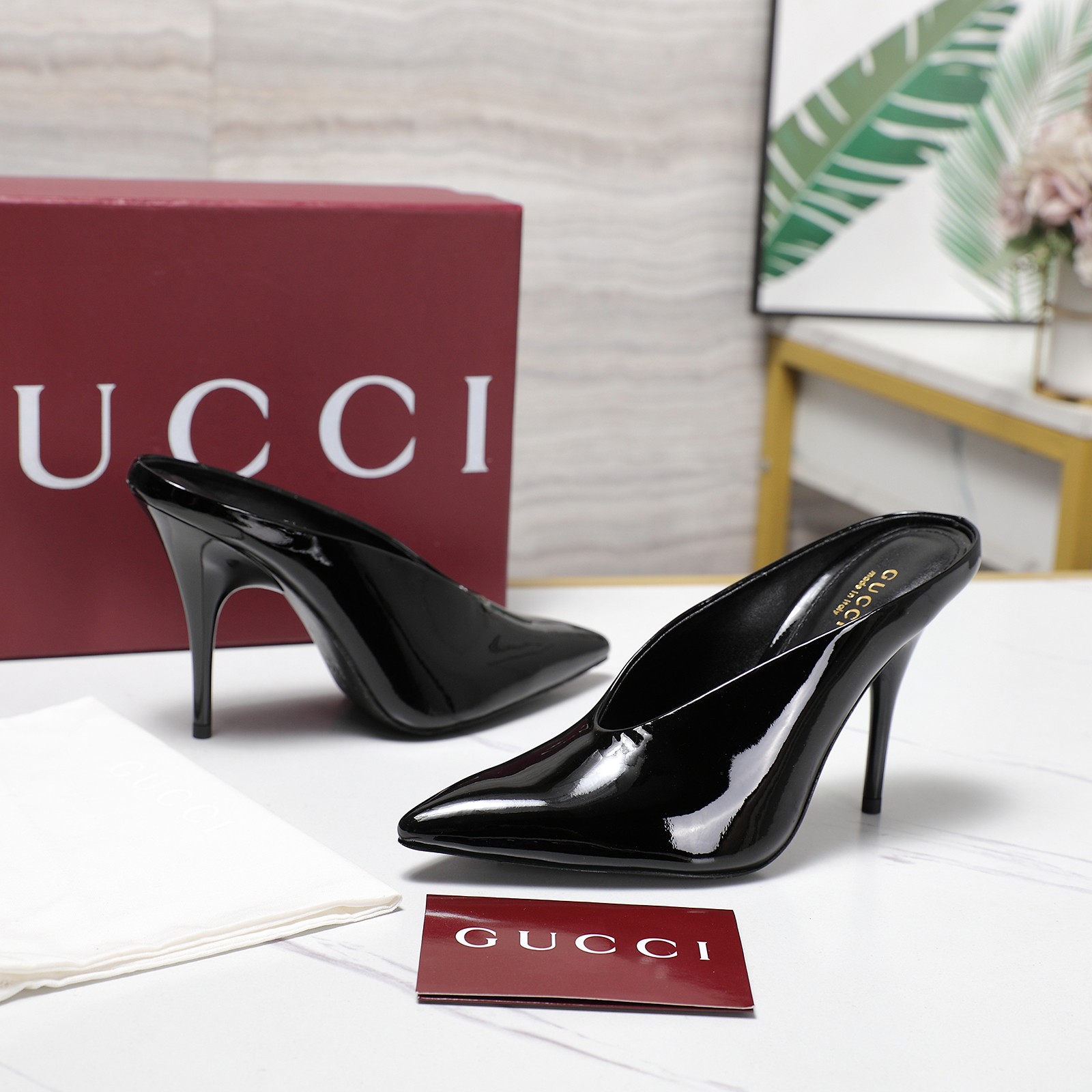NO:407939,The highest version of Gucci!  ／2025 summer new style, purchasing level, top quality!  The original version is purchased with a top replica of 1:1!  The material is the same as the Y version, quite textured, and you can compare ZG without any gap. This high-heeled sandal has now become a classic brand item. The chain diamond buckle is inspired by the abbreviation of Mr. GuccioGucci, the abbreviation of Mr. GuccioGucci, and the chain diamond buckle injects brand connotation into this shoe.·The brand uses different weaving patterns and colors to inject modern essence into the classic slippers. It is so classic with the chain diamond inlaid. The fabric is imported, the top layer of cowhide, the inner layer is imported, the heel height is 10.5Cm, the outsole, the Italian leather outsole. The size is 35-41 (customized for 41.42) The complete set of original packaging!  Price, high heels, gucci, sandals, high heels, slippers, cowhide, sheepskin, Leather soles19860909Gucci最高版本！ ／2025夏季新款 代购级别,顶级品质！ 原版购入1:1顶级复刻！ 材质和Y版一致 相当有质感 可以对比ZG无差距 这款高跟凉鞋现已成为品牌经典单品,灵感源自GuccioGucci先生姓名首字母缩写的典藏元素链条钻扣为这款鞋履注入品牌内涵.·品牌运用不同织纹和配色在经典拖鞋中注入现代精髓.搭配上链条镶钻饰简直太经典了. 面料进口头层牛皮 内里进口羊皮里 跟高10.5Cm 大底意大利真皮大底. 码数35-41（41.42定做） 全套原版包装！ 价格,高跟鞋,gucci,sandals,high heels,slippers,cowhide,sheepskin,Leather soles,Women's Shoes