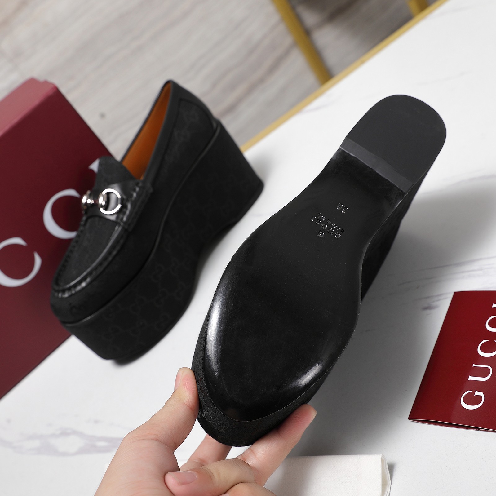 NO:407856,The latest model of the 2025 counter, Gucci Gu*chi latest hit series, Heeled water table - the counter is released simultaneously, the original European style, the foot is perfectly worn with this shoe, elegant and elegant, crystal clear, no matter the material of the accessories, it is unique 1:1 customization, must be made in the original version, zero distance, the entire series is full of exciting and uncompromising elements. Upper: cowhide inner: sheepskin footbed: sheepskin outsole: imported Italian genuine leather outsole water table height 6cm 8.5CM Packaging: original full package Size: 35-42 (40.41.42 customization without return) Running price, loafers, gucci, loafers, cowhide, sheepskin, Leather soles198609092025专柜最新款 Gucci古*驰最新爆款恨天高系列 坡跟水台-专柜同步发售 原汁原味的欧式风格,上脚非常完美穿搭上配此鞋,优雅大方,晶莹剔透,无论种各配件材质,都是家独1:1定制,必到做原版零距离,整系个列都充了满令兴人奋意和外的元结素合 鞋面:牛皮 内里:羊皮 垫脚:羊皮 大底:进口意大利 真皮大底 水台高前6cm后8.5CM 包装:原版全套包装 码数:35-42(40.41.42定制不退换) 跑量价,乐福鞋,gucci,loafers,cowhide,sheepskin,Leather soles,Women's Shoes