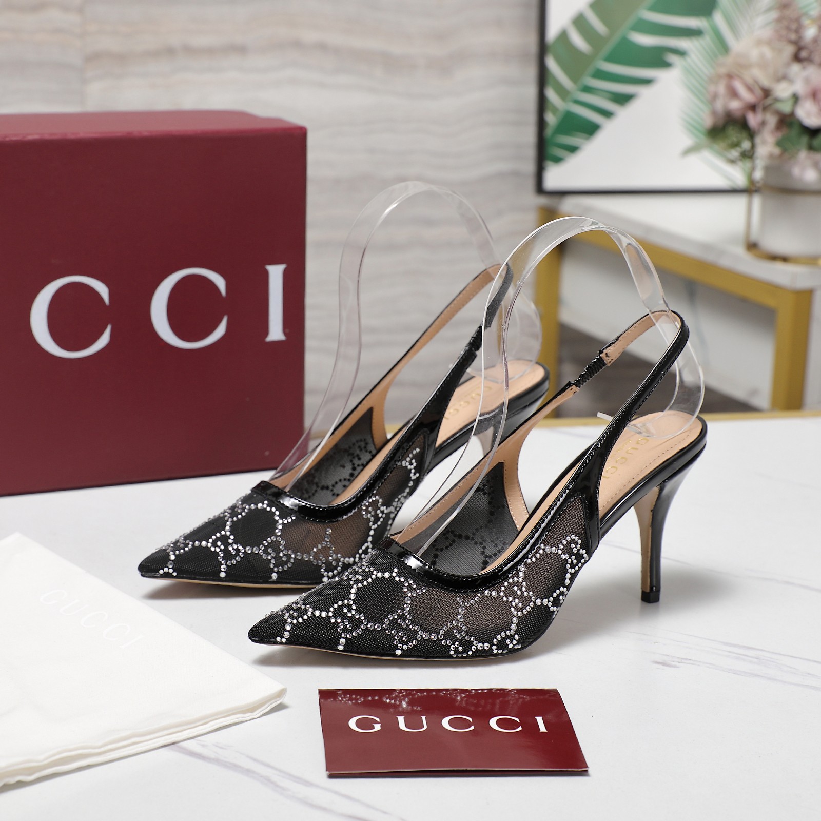 NO:407945,2025 counters are synchronized with new spring and summer models, ironing diamond series + embossed series Gucci 25S spring and summer new double G diamond chain buckle with sandals high heels Guccⅰ Classic women's shoes: original one-to-one development, carefully modified shoe last, fabric adopts original texture, imported sheepskin, with original board chain buckle that is so delicate that it is impeccable!  G-home reflects the sense of high-end, always convinces the capital. It looks quite simple style, but it is inexplicably high-end on the feet. It is very sexy and allows you to easily match it. It shows all kinds of styles. The upper uses imported patent leather chain fastener. The inner is imported sheepskin. The heel height is: 10cm. Size, 35-42 (40.41 42 customized). The packaging is original green box packaging. The running price, high heels, gucci, gucci, sandals, high heels, sheepskin.198609092025专柜同步春夏新款 烫钻系列+压纹系列 Gucci 25S春夏新品双G钻链扣后带凉鞋高跟 Guccⅰ 经典女鞋:原版一比一开发,精心调制的鞋楦,面料采用原版质感.进口羊皮.配原板链条扣细腻到无可挑剔！ G家在体现高级感这块 总让人大写的服气 看起来蛮简单的款式 但上脚就莫名很高阶 非常性感 让你轻松搭配尽显各种风格 鞋面采用进口漆皮链条扣件 内里采用进口羊皮 意大利进口真皮底 跟高:10cm 码数,35-42（40.41 42订做） 包装原版绿盒包装 跑量价,高跟鞋,gucci,gucci,sandals,high heels,sheepskin,Women's Shoes