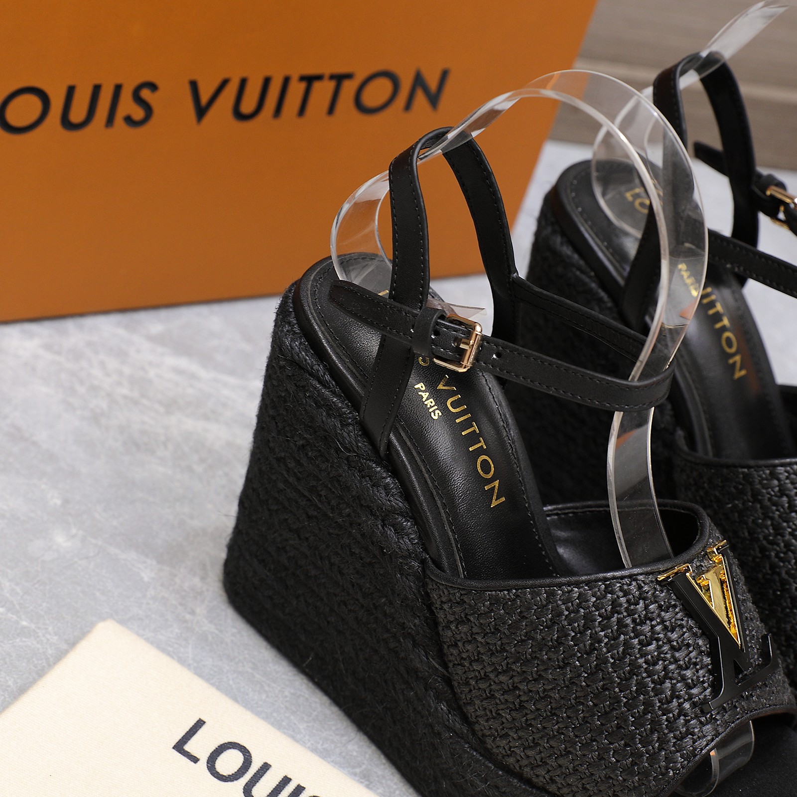 NO:411548,Top version 25 LV Mare heel sandals are made of Rafia, showing exquisite craftsmanship. The upper is decorated with the main logo of this series, and is equipped with adjustable elastic bands and is decorated with leather trim tones. The shoes are equipped with hemp rope woven waterproofing platform to make the whole pair of shoes more quality. Upper: Rafia Inner: All sheepskin footbed Outsole: original hemp rope woven wedge heel height: 11CM Shoe size: 35-42 (40.41.42 custom made without return) Price, slippers sandals, louis vuitton, sandals, slippers, sheepskin19860909顶级版本 25款 LV Mare契跟凉鞋以拉菲草制作,展现精致的匠人工艺.鞋面饰有此系列的主要标志LV lnifials配饰,并配备可调整松紧的裹带,同时缀以同色调皮革饰边.鞋款备有麻绳编织防水台,让整双鞋更有品质. 鞋面: 拉菲草 内里:垫脚全羊皮 大底:原版麻绳编制 坡跟跟高:11CM 鞋码: 35-42（ 40.41.42定做不退换） 价格,拖鞋凉鞋,louis vuitton,sandals,slippers,sheepskin,Women's Shoes