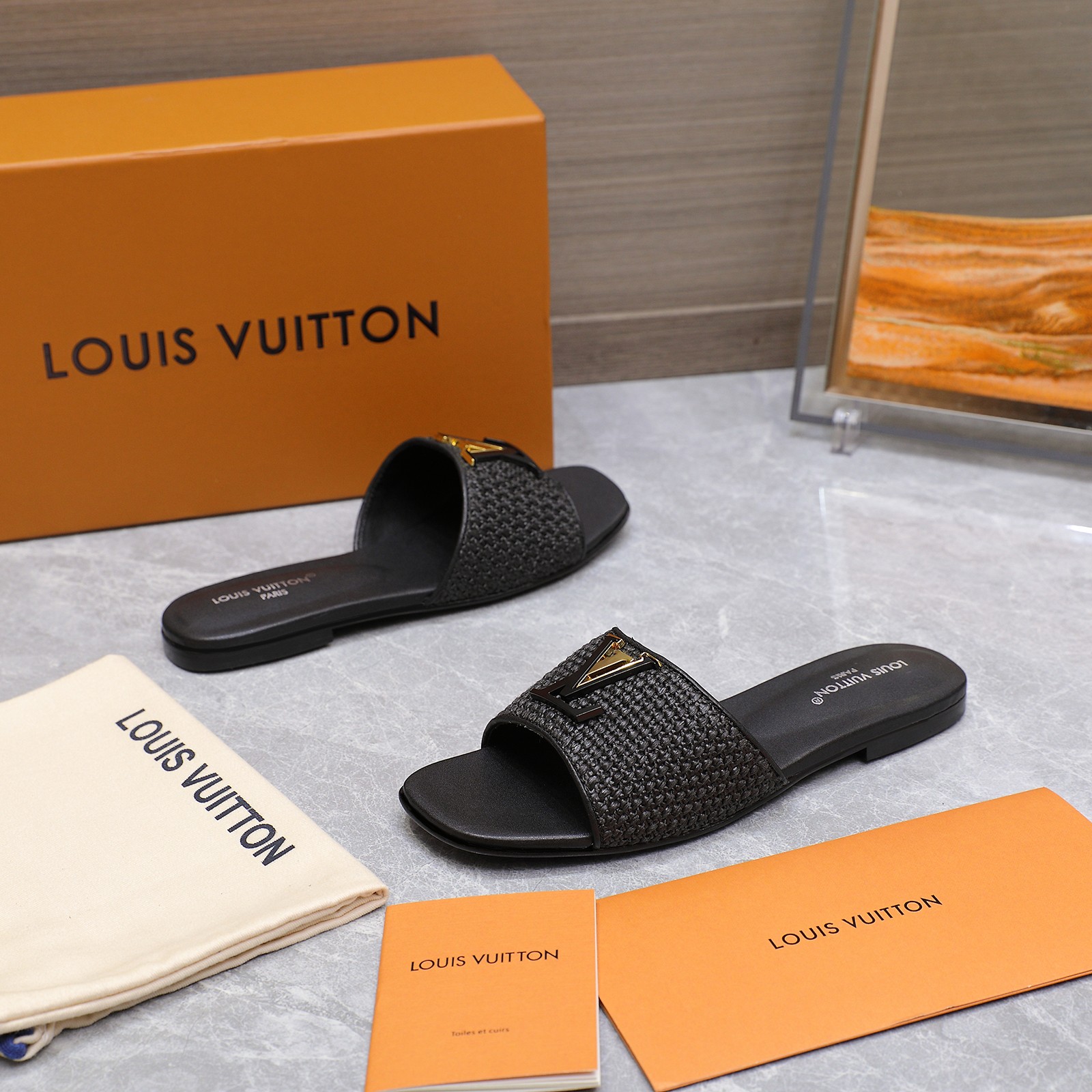 NO:411554,Top version LV new slippers Original mold-opening bottom flower LV | Louis Vuitton 2025 new early autumn model Top version The counter is the latest model, hard goods are new, original mold-opening paint buckle + full of electroplating technology Purchase level!  Full of high-end feeling!  A popular model from domestic and foreign bloggers, retro and fashionable, beautiful!  Official website main model★ ━━━━━━ t ━━━━━━━━━ Material: imported top layer cowhide Inner: footbed full sheepskin Outsole: original one-to-one genuine leather sole Shoe size: 35-42 (41.42 custom made without return) Run volume and price, slippers sandals, louis vuitton, louis vuitton, sandals, slippers, cowhide, sheepskin19860909顶级版 LV 新款拖鞋 原版开模底花 LV | 路易威登 2025 早秋新款 顶级版本 专柜主打最新款 硬货上新 原版开模烤漆扣+电镀工艺满满的工艺 代购级别！高级感十足！国内外博主刷爆的一款,复古又时髦上脚美炸了！官网主推款★ ━━━━━ t ━━━━━ 材料:进口头层牛皮 内里:垫脚全羊皮 大底:原版一比一真皮的底 鞋码: 35-42(41.42定做不退换) 跑量价,拖鞋凉鞋,louis vuitton,louis vuitton,sandals,slippers,cowhide,sheepskin,Women's Shoes