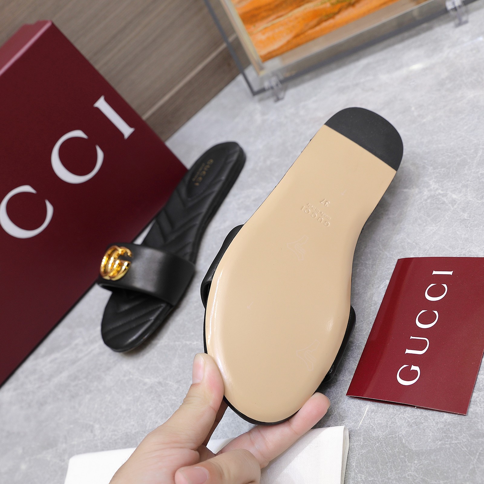 NO:411543,'Exclusive Top Version' Gucci Gu*chi 2025 Spring and Summer Latest Fastest Sandals Series... [Round Toe Solid Color Slippers] Latest Leather Double G Buckle Original Quality Original European Style, the foot is perfectly worn with this shoe, elegant and elegant, crystal clear, no matter the material of various accessories, it is unique to home, and must be made from the original version at zero distance. The entire series is full of exciting and uninterrupted elements, the quality of different materials, the texture of the skin and the material expression of the skin, with a strong artistic atmosphere... Upper: Custom imported cowhide Inner: Custom imported sheepskin Finger: Custom imported sheepskin Electric embroidery Outsole: Imported Italian leather outsole Heel height: Flat sole Packaging: Original full package Size: 35-42 (41.42 Customized without return) Color: 6 colors are synchronized on the official website  Running volume and price, slippers, gucci, slippers, cowhide, sheepskin, Leather soles19860909《独家顶级版本》 Gucci古*驰2025春夏最新爆款凉拖鞋系列……【圆头纯色拖鞋】 最新真皮双G扣 原单品质 原汁原味的欧式风格,上脚非常完美穿搭上配此鞋,优雅大方,晶莹剔透,无论种各配件材质,都是家独一比一定制,必到做原版零距离,整系个列都充了满令兴人奋意和外的元结素合,不同材的质,肌的理面的料表现,具有极的浓艺术气息…… 鞋面:定制进口牛皮 内里:定制进口羊皮 垫脚:定制进口羊皮电绣 大底:进口意大利真皮大底 跟高:平底 包装:原版全套包装 码数:35-42(41.42定制不退换) 颜色:官网同步6色出 跑量价,拖鞋,gucci,slippers,cowhide,sheepskin,Leather soles,Women's Shoes