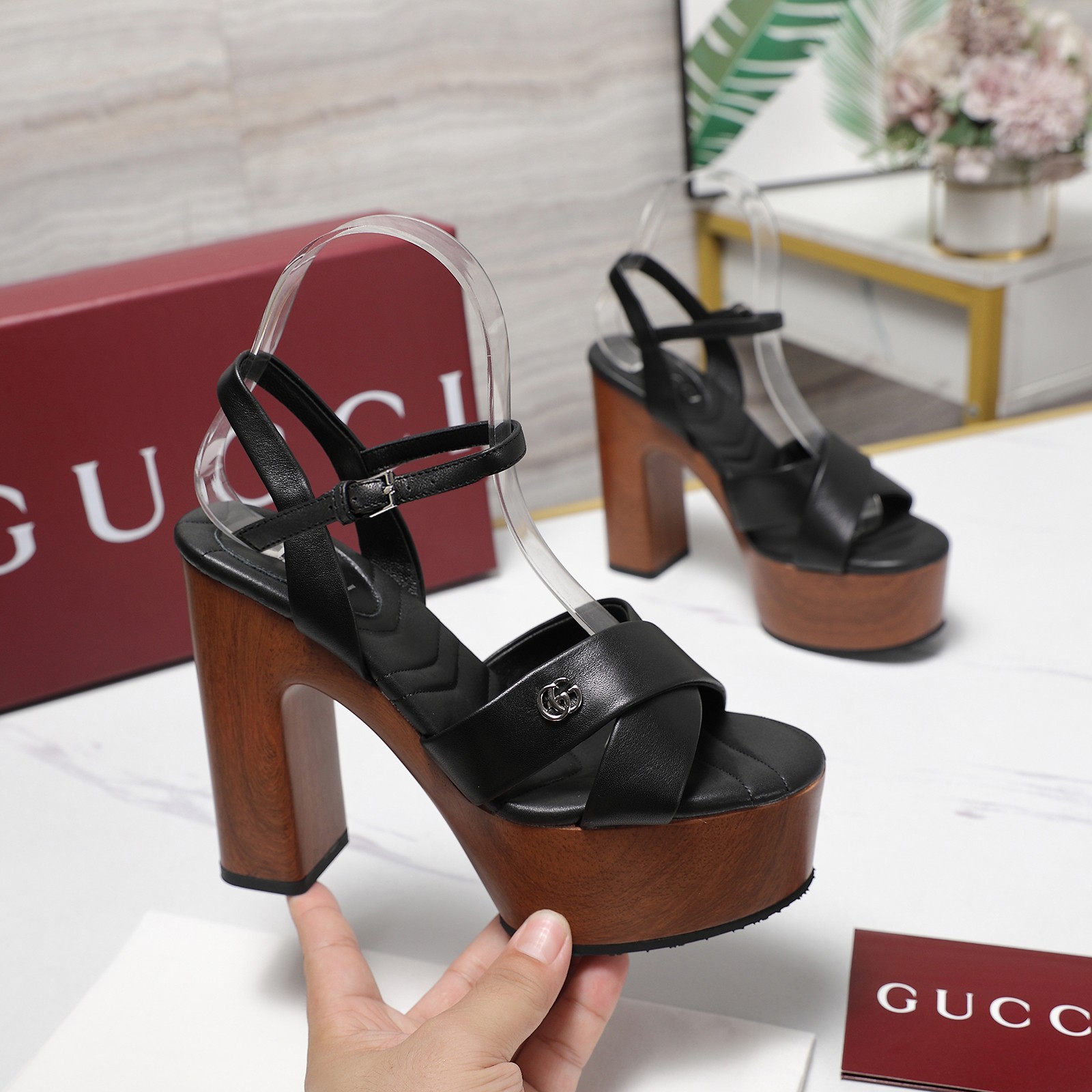 NO:416352,'Exclusive Top Version' Original Replica PU Water Platform (Imitation Wood Sole) Gucci Gu*chi 2025 Spring and Summer Latest Popular Fish Mouth Sandals Series... [Round Toe Cross-Belt Sandals] Latest D-shaped Chain Buckle Original Single Quality Original European Style, the foot is perfectly worn with this shoe, elegant and elegant, crystal clear, no matter the material of various accessories, it is unique to the home, and it must be made from the original zero distance. The entire series is full of exciting and unexpected elements, the quality of different materials, the texture of the skin and the material expression of the skin, and has a strong artistic atmosphere... Upper: imported Yangjing + cowhide Inner: Custom imported sheepskin Fighting: Custom imported sheepskin Outsole: Original rubber sole Heel height: 12.5cm Packaging: Original full package Size: 35-42 (41.42 Customized without return)  Running volume and price, high heels, sandals, gucci, sandals, high heels, cowhide, sheepskin, sheep19860909《独家顶级版本》 原版复刻PU水台（仿木底） Gucci古*驰2025春夏最新爆款鱼嘴凉鞋系列……【圆头交叉带凉鞋】 最新D型链条扣 原单品质 原汁原味的欧式风格,上脚非常完美穿搭上配此鞋,优雅大方,晶莹剔透,无论种各配件材质,都是家独一比一定制,必到做原版零距离,整系个列都充了满令兴人奋意和外的元结素合,不同材的质,肌的理面的料表现,具有极的浓艺术气息…… 鞋面:进口羊京+牛皮 内里:定制进口羊皮 垫脚:定制进口羊皮 大底:原版橡胶底 跟高:12.5cm 包装:原版全套包装 码数:35-42(41.42定制不退换) 跑量价,高跟鞋凉鞋,gucci,sandals,high heels,cowhide,sheepskin,sheep,Women's Shoes