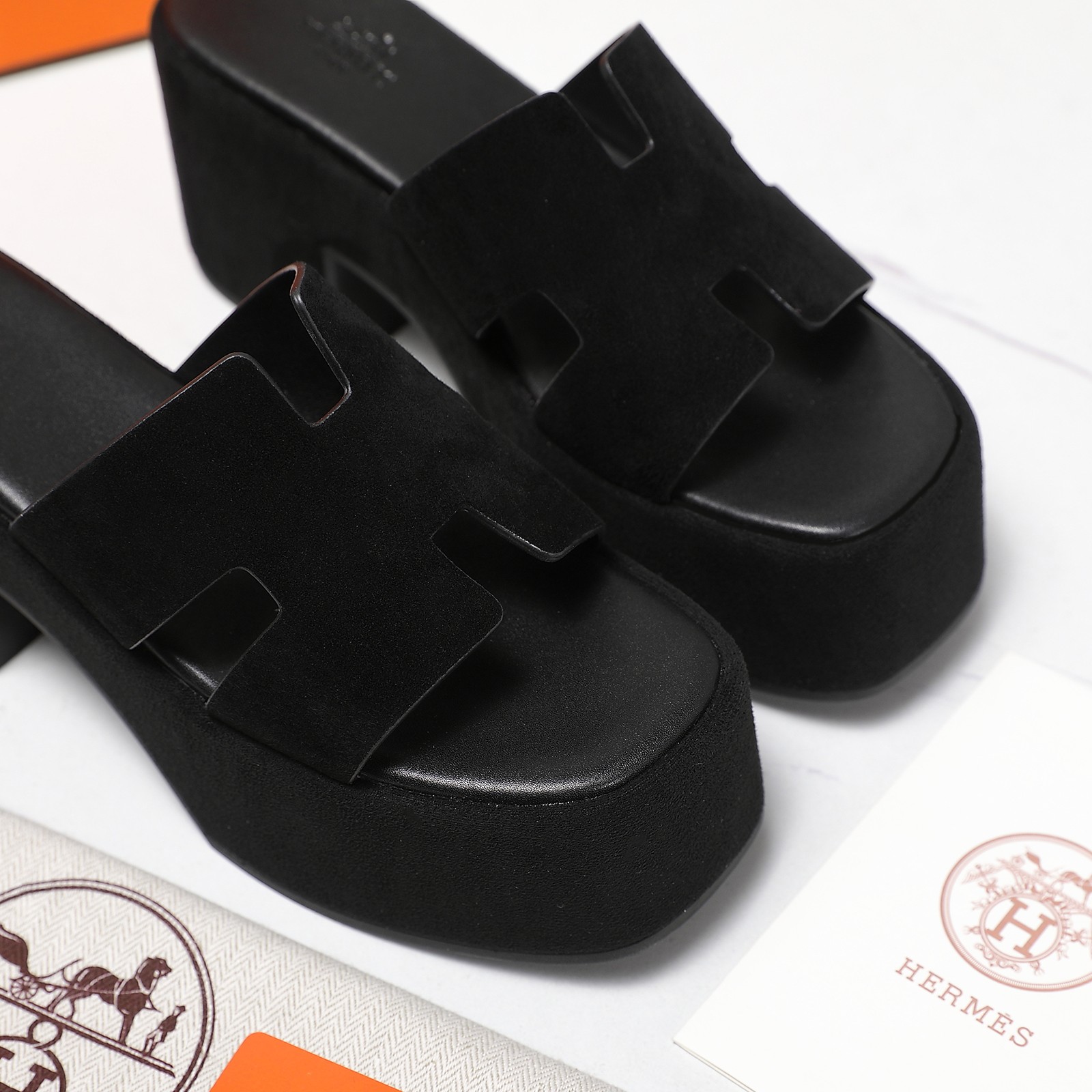 NO:416339,Top [Love] Hermes Heels Heels Water Platform Sandals New Color Oran Sandals Classic Series————————— [Rose] Exclusive original mold opening, fashionable and versatile, Super comfortable, every detail is the ultimate Original palm print/swift calfskin/sheep velvet, Original 1:1 exclusive private mold upper/original genuine leather sole/original water platform one-to-one mold opening, sheepskin inner, sheepskin footbed [Fireworks], it is simply beautiful Packaging: Original packaging Heel height 7CM SIZE35-41 (41.42 customization, no return or replacement), slippers, hermes, hermes, stuart weitzman, sandals, slippers, cowhide, sheepskin, Leather soles19860909顶级[爱心] Hermes 爱马仕坡跟水台凉鞋新款配色Oran凉拖鞋 经典系列———————————[玫瑰]独家原版开模,时尚又百搭 超级舒服 每个细节都做到极致 原版手掌纹/swift小牛皮 /羊反绒, 原版1:1独家私模鞋面/原版真皮大底 /原版水台一比一开模,羊皮内里,羊皮垫脚[烟花],简直美翻了 包装: 原版包装 跟高7CM SIZE35-41（41.42定制不退不换）,拖鞋,hermes,hermes,stuart weitzman,sandals,slippers,cowhide,sheepskin,Leather soles,Women's Shoes