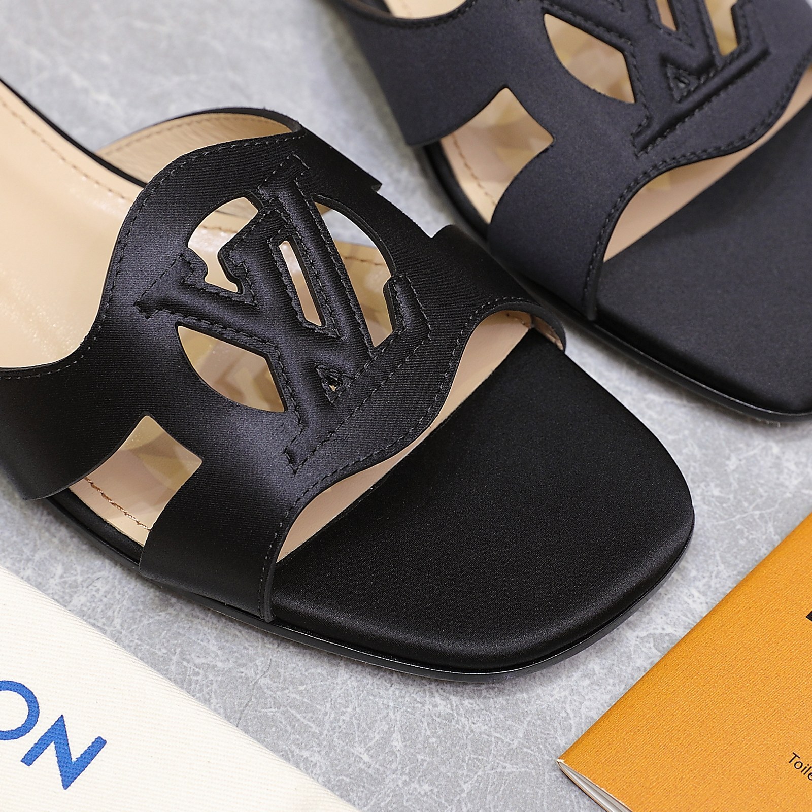 NO:415311,Top version LV new slippers Original molded bottom flower LV | Louis Vuitton 2025 new early autumn model Top version The counter is the latest model, hard goods are new, original molded embossed LOGO + full of handmade oil edges Purchase level!  Full of high-end feeling!  A popular model from domestic and foreign bloggers, retro and fashionable, beautiful!  Official website main model★ ━━━━━━ t ━━━━━━━━━ Material: Imported top layer cowhide Inner: Full sheepskin footbed Outsole: Original one-to-one genuine leather sole Heel high flat/5.5CM Shoe size: 35-42 (41.42 custom-made non-return and exchange) Run the volume and price, medium heel flat sole, slippers, louis vuitton, louis vuitton, slippers, cowhide, sheepskin19860909顶级版 LV 新款拖鞋 原版开模底花 LV | 路易威登  2025 早秋新款 顶级版本 专柜主打最新款 硬货上新 原版开模压花LOGO+手工油边满满的工艺 代购级别！高级感十足！国内外博主刷爆的一款,复古又时髦上脚美炸了！官网主推款★ ━━━━━ t ━━━━━ 材料:进口头层牛皮 内里:垫脚全羊皮 大底:原版一比一真皮的底 跟高平底/5.5CM 鞋码: 35-42(41.42定做不退换) 跑量价中跟平底全都,拖鞋,louis vuitton,louis vuitton,slippers,cowhide,sheepskin,Women's Shoes