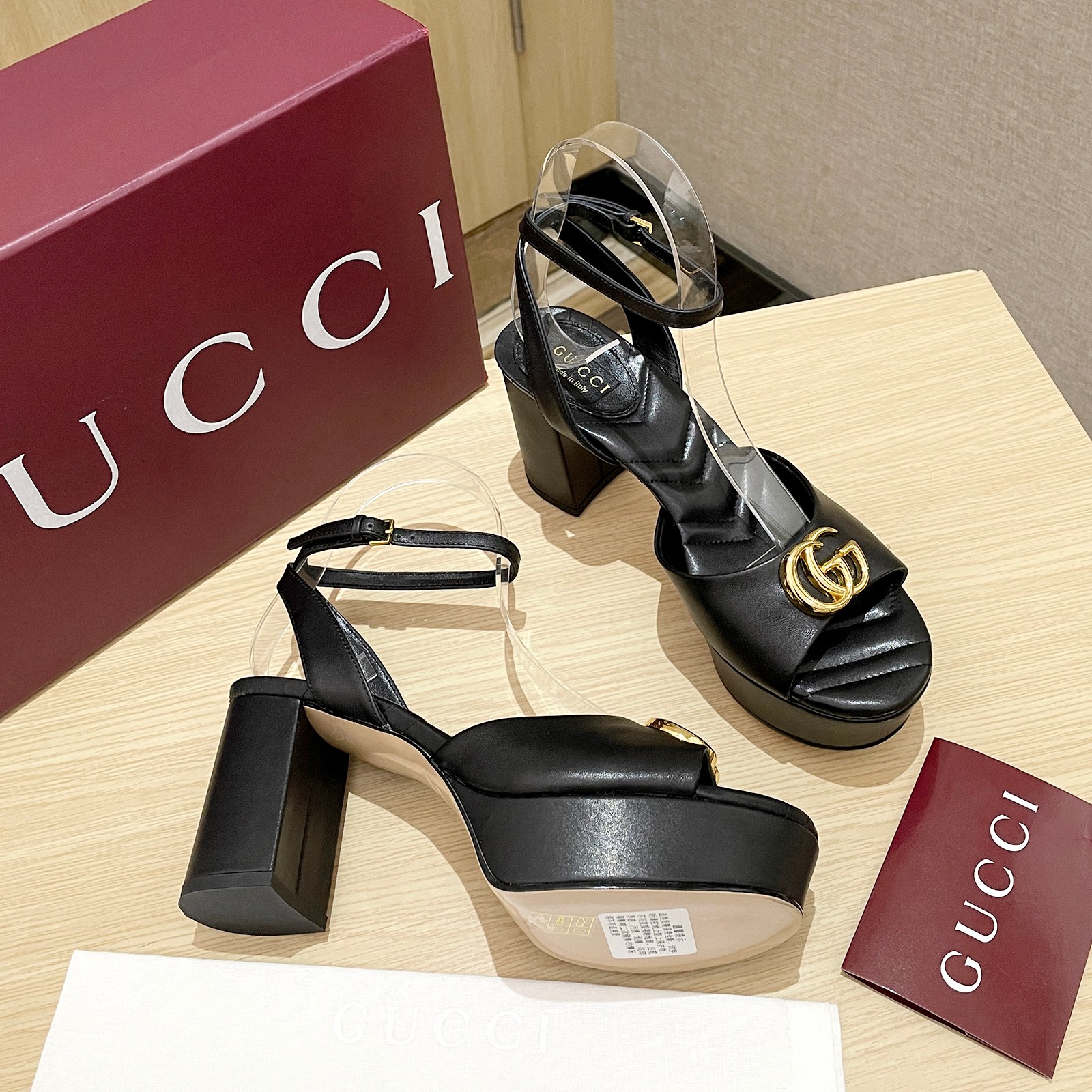NO:415301,GUCCI Spring 2025 new waterproof platform high heels shoe show, hollow sandals, large pair of G-buckles, fashionable and classic, brand style, super recognition, each product is very competitive, may first and then produce super heels, high series, GUCCI is not outdated, imported cowhide, imported leather inside, original leather sole shoes, high heels, 8.cm, water typhoon 3.cm, digital 35-42 (41 42 custom made, no return or exchange) Packaging GUCCI full set of original package price, high heels, gucci, sandals, high heels, cowhide, Leather soles19860909GUCCI 2025春季款新防水台高跟走鞋款秀 中空凉鞋 大双G扣搭配起来时尚经典 有品牌风范 具有超辨高识度 各品大争牌恐先推后出超系跟高列 GUCCI不也落伍 面鞋进口牛皮 里内进口皮羊 底鞋原版真皮大底 高跟8.cm 水防台3.cm 数码35-42（41 42订做不退换） 装包GUCCI全套原包版装 价格,高跟鞋凉鞋,gucci,sandals,high heels,cowhide,Leather soles,Women's Shoes