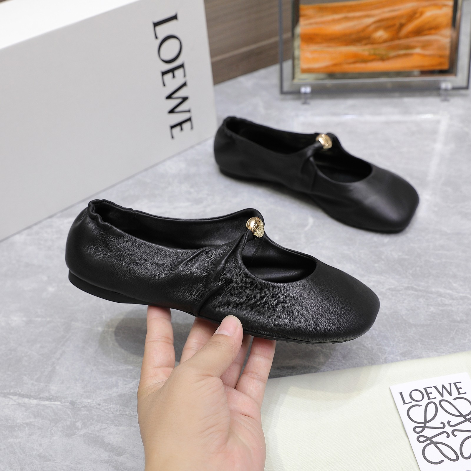 NO:415292,LOEWE 25ss super soft and glutinous ballet shoes. This Pebble Soft is an elegant combination of ballet flats and mules, demonstrating the modern temperament of early autumn, made of super soft sheepskin, with Anagram letters as anti-slip. Hand-knitted soft Napa sheepskin upper, supplemented by minimalist support structure, creates a nude feeling that fits both feet, making you feel comfortable and comfortable for a day. It is easy to bend. I tried on size 37/foot is fleshy, and the feeling is not tight or squeezed at all. It is very suitable for people with sensitive feet (I can't wear shoes that beat the feet at all) Upper lambskin inner lambskin original custom patterned sole size 35-40 (40 customization without return and exchange price single shoes  slippers, ballet shoes, loewe, flats, slippers, sheepskin19860909LOEWE 25ss超软糯嘟嘟同款芭蕾舞鞋 这款Pebble Soft 是芭蕾平底鞋与穆勒鞋的优雅结合,彰显出初秋的摩登气质采用超柔软羊皮打造,鞋底饰有 Anagram 字母起到防滑作用 手工扭结的柔软纳帕羊皮鞋面,辅以极简支撑结构,营造出贴合双足的裸感体验,让你行走一天都 轻松、舒服的一款平底鞋.度轻松打弯 ,本人试穿尺码37/脚偏肉感,试穿感受完全没有勒、挤,是非常适合脚敏感的人群（本人穿不了一点打脚的鞋子） 鞋面小羊皮 内里小羊皮 大底原版定制花纹大底 码数35-40（40定制不退换 价格单鞋 拖鞋,芭蕾舞鞋,loewe,flats,slippers,sheepskin,Women's Shoes