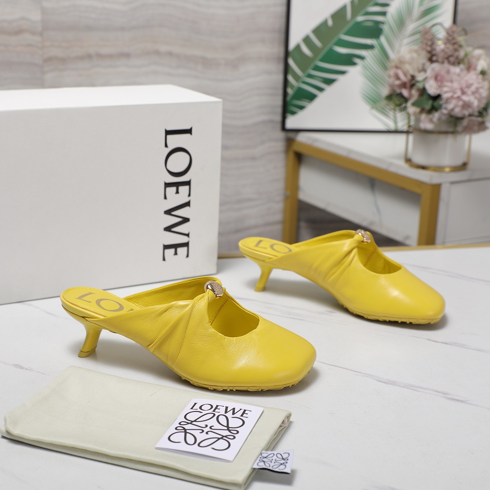 NO:423524,LOEWE 25ss super soft and glutinous ballet shoes. This Pebble Soft is an elegant combination of ballet flats and mules, demonstrating the modern temperament of early autumn, made of super soft sheepskin, with Anagram letters as anti-slip. Hand-knitted soft Napa sheepskin upper, supplemented by minimalist support structure, creates a nude feeling that fits both feet, making you feel comfortable and comfortable for a day. It is easy to bend. I tried on size 37/foot is fleshy, and the feeling is not zipped or squeezed at all. It is very suitable for people with sensitive feet (I can't wear shoes that beat the feet at all) Upper lambskin inner lambskin original custom patterned sole  Code count 35-40 (40 custom non-return, semi-drag, loewe, flats, sheepskin19860909LOEWE 25ss超软糯嘟嘟同款芭蕾舞鞋 这款Pebble Soft 是芭蕾平底鞋与穆勒鞋的优雅结合,彰显出初秋的摩登气质采用超柔软羊皮打造,鞋底饰有 Anagram 字母起到防滑作用 手工扭结的柔软纳帕羊皮鞋面,辅以极简支撑结构,营造出贴合双足的裸感体验,让你行走一天都 轻松、舒服的一款平底鞋.度轻松打弯 ,本人试穿尺码37/脚偏肉感,试穿感受完全没有勒、挤,是非常适合脚敏感的人群（本人穿不了一点打脚的鞋子） 鞋面小羊皮 内里小羊皮 大底原版定制花纹大底 码数35-40（40定制不退换,半拖,loewe,flats,sheepskin,Women's Shoes