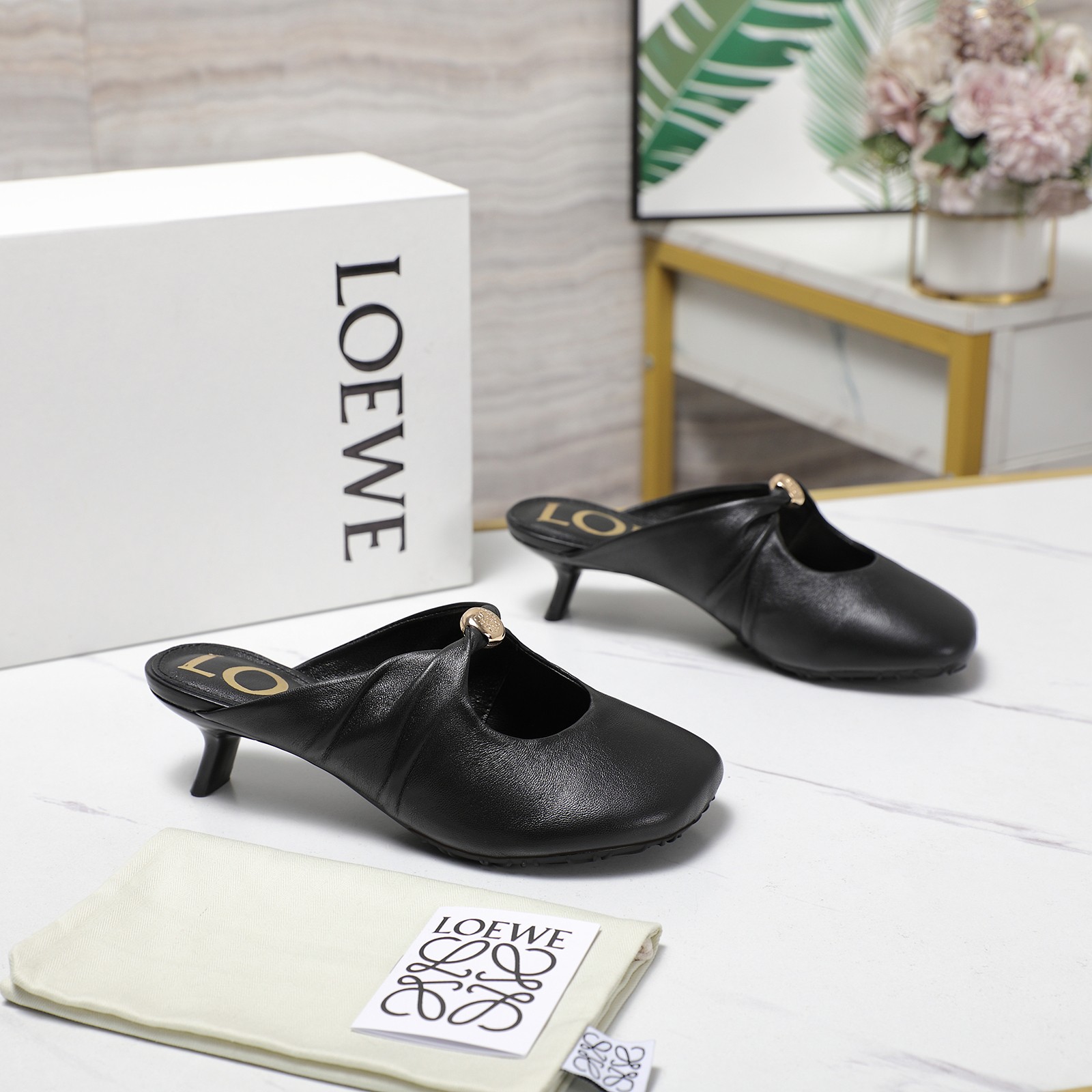 NO:423532,LOEWE 25ss super soft and glutinous ballet shoes. This Pebble Soft is an elegant combination of ballet flats and mules, demonstrating the modern temperament of early autumn, made of super soft sheepskin, with Anagram letters as anti-slip. Hand-knitted soft Napa sheepskin upper, supplemented by minimalist support structure, creates a nude feeling that fits both feet, making you feel comfortable and comfortable for a day. It is easy to bend. I tried on size 37/foot is fleshy, and the feeling is not tight or squeezed at all. It is very suitable for people with sensitive feet (I can't wear shoes that beat the feet at all) Upper lambskin inner lambskin original custom patterned sole size 35-40 (40 customization without return and exchange price single shoes  slippers, semi-trailer, loewe, flats, slippers, sheepskin19860909LOEWE 25ss超软糯嘟嘟同款芭蕾舞鞋 这款Pebble Soft 是芭蕾平底鞋与穆勒鞋的优雅结合,彰显出初秋的摩登气质采用超柔软羊皮打造,鞋底饰有 Anagram 字母起到防滑作用 手工扭结的柔软纳帕羊皮鞋面,辅以极简支撑结构,营造出贴合双足的裸感体验,让你行走一天都 轻松、舒服的一款平底鞋.度轻松打弯 ,本人试穿尺码37/脚偏肉感,试穿感受完全没有勒、挤,是非常适合脚敏感的人群（本人穿不了一点打脚的鞋子） 鞋面小羊皮 内里小羊皮 大底原版定制花纹大底 码数35-40（40定制不退换 价格单鞋 拖鞋,半拖,loewe,flats,slippers,sheepskin,Women's Shoes