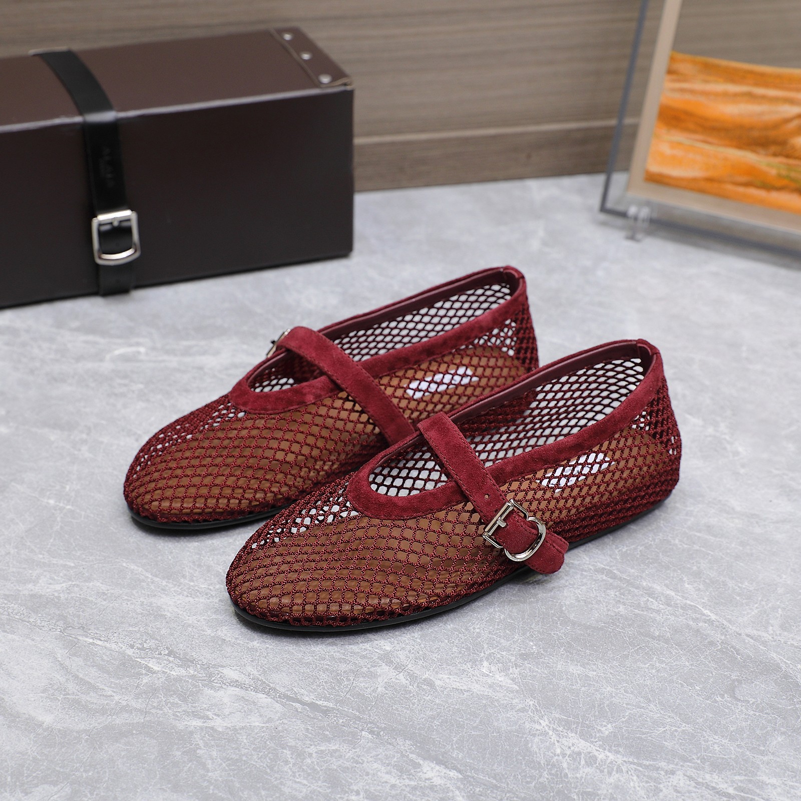 NO:423564,Alaia 25ss/ catwalk flat mesh shoes ballet shoes The popular flat shoes that are popular all over the world. The same style of Zhang Xiaohui, sweet and cool ballet style. A popular ballet shoes that are romantic and charming. Comfortable and versatile. Different styles can be easily controlled by different styles. Whether it is jeans, suit pants, or pleated skirts, you can enhance your outfit to fashion, elegance and excellence. Original custom-made imported weaving fabrics. Imported sheepskin inner footbed imported sole. Original rubber non-slip sole. Size 35-39 (40.41 custom made without return or exchange). Price, single shoes, alaia, flats, skirts, jeans, business suit, sheepskin19860909Alaia 阿莱亚25ss/ 走秀款平底网面鞋芭蕾舞鞋 风靡全球超火的平底鞋 章小蕙同款 甜酷芭蕾风 人气超高的一款芭蕾舞鞋,浪漫又迷人 舒适百搭配上不同款式,不同风格都能轻松驾驭,无论牛仔裤,西装裤,还是百褶裙,都能将你的穿搭提升到时尚,优雅和卓越之中 面料原版订制进口编织 內里垫脚进口羊皮 大底原版橡胶防滑大底 码数35-39（40.41订做不退换） 价格,单鞋,alaia,flats,skirts,jeans,business suit,sheepskin,Women's Shoes