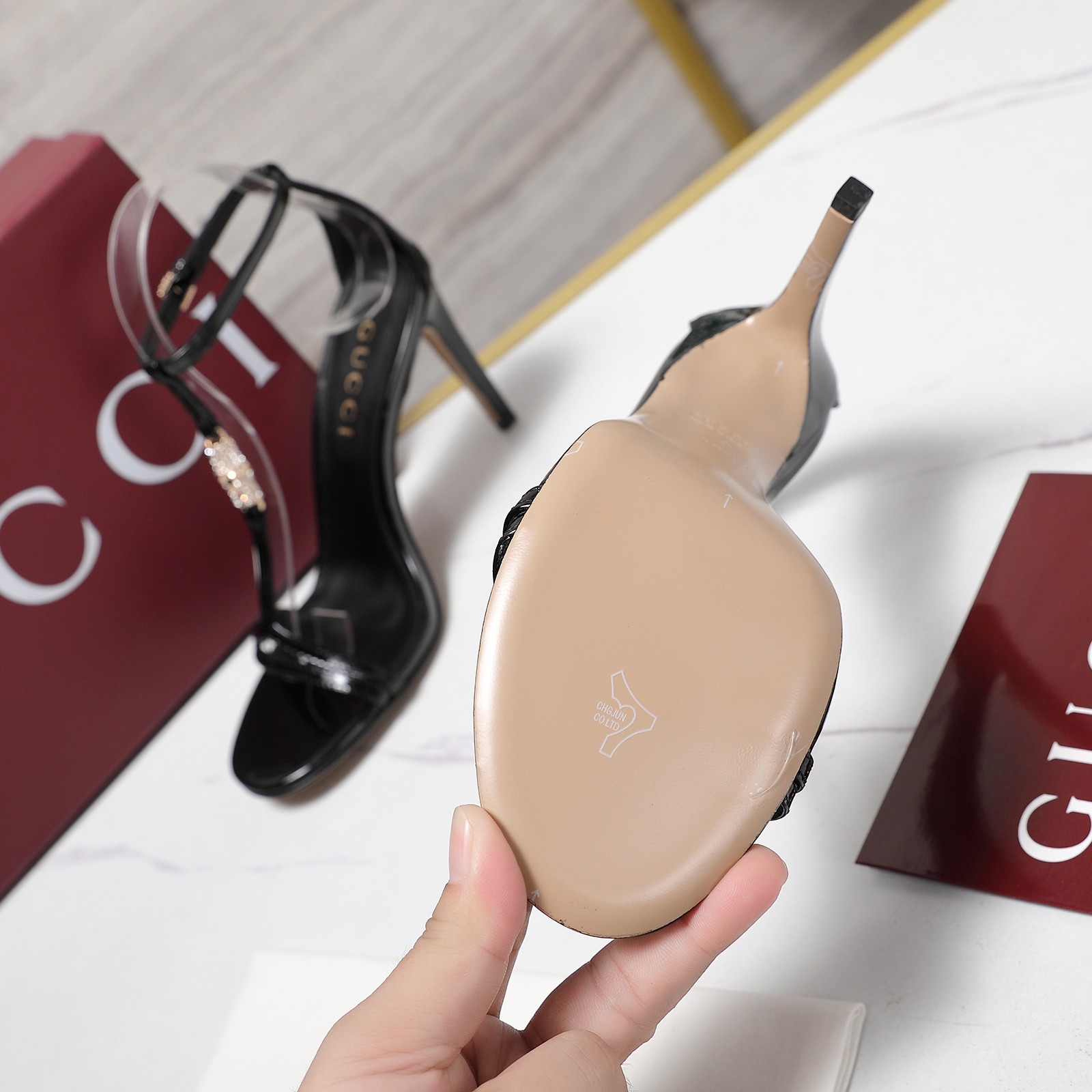 NO:787127,'Exclusive Top Version' Gucci's latest 2025 spring and summer stiletto sandals series... [Round-toe sandals] The latest bamboo buckle, original quality  Authentic European style, the upper foot is perfect to wear with this shoe. It is elegant and crystal clear. No matter the materials of the accessories, they are all customized one by one. You must go to get the original version. The whole series is full of exciting and external elements. The texture of different materials and the expression of texture and texture have a strong artistic atmosphere... Upper: imported cow patent leather. Lining: customized imported sheepskin. Feet: customized imported sheepskin.  Outsole: Imported Italian genuine leather outsole Heel height: 10CM Packaging: Original full set of packaging Size: 35-42 (41.42 customization is not returnable) Color: 6 colors are available simultaneously on the official website. Price based on quantity, sandals, gucci, sandals, sheepskin, Leather soles19860909《独家顶级版本》 Gucci古*驰2025春夏最新爆款细高跟凉鞋系列……【圆头凉鞋】 最新竹节扣 原单品质 原汁原味的欧式风格,上脚非常完美穿搭上配此鞋,优雅大方,晶莹剔透,无论种各配件材质,都是家独一比一定制,必到做原版零距离,整系个列都充了满令兴人奋意和外的元结素合,不同材的质,肌的理面的料表现,具有极的浓艺术气息…… 鞋面:进口牛漆皮 内里:定制进口羊皮 垫脚:定制进口羊皮 大底:进口意大利真皮大底 跟高:10CM 包装:原版全套包装 码数:35-42(41.42定制不退换) 颜色:官网同步6色出 跑量价,凉鞋,gucci,sandals,sheepskin,Leather soles,Women's Shoes