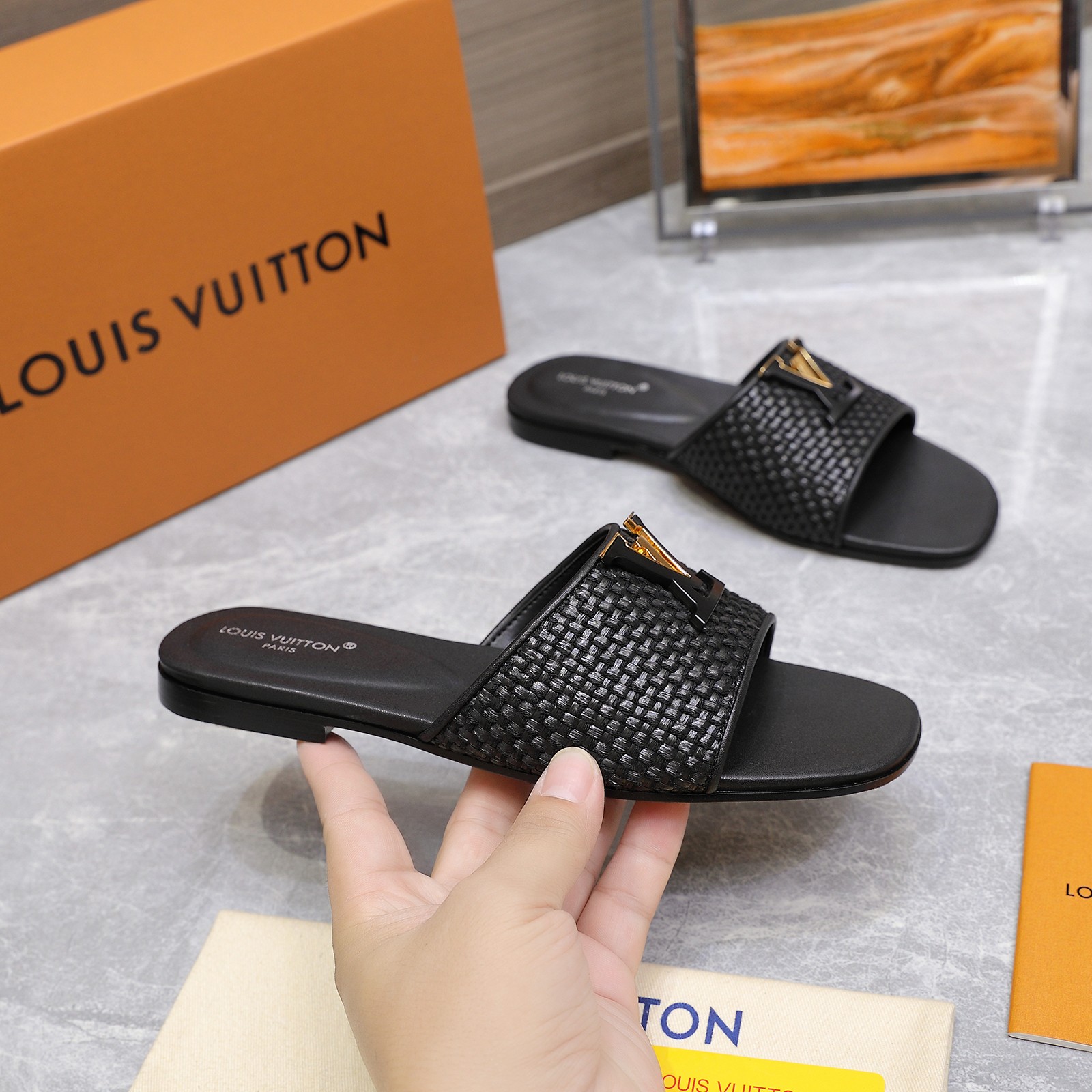 NO:438549,Top version LV new slippers Original mold-opening bottom flower LV | Louis Vuitton 2025 new early autumn style Top version The counter is the latest model, hard goods are new, original mold-opening paint buckle + full of electroplating technology Purchase level!  Full of high-end feeling!  A popular model from domestic and foreign bloggers, retro and fashionable, beautiful!  Official website main model★ ━━━━━━ t ━━━━━━━━━ Material: Imported top layer cowhide Inner: Full sheepskin footbed Outsole: Original one-to-one genuine leather sole Shoe size: 35-42 (41.42 custom made without return) Running volume and price, slippers, louis vuitton, louis vuitton, slippers, cowhide, sheepskin19860909顶级版 LV 新款拖鞋 原版开模底花 LV | 路易威登 2025 早秋新款 顶级版本 专柜主打最新款 硬货上新 原版开模烤漆扣+电镀工艺满满的工艺 代购级别！高级感十足！国内外博主刷爆的一款,复古又时髦上脚美炸了！官网主推款★ ━━━━━ t ━━━━━ 材料:进口头层牛皮 内里:垫脚全羊皮 大底:原版一比一真皮的底 鞋码: 35-42(41.42定做不退换) 跑量价,拖鞋,louis vuitton,louis vuitton,slippers,cowhide,sheepskin,Women's Shoes