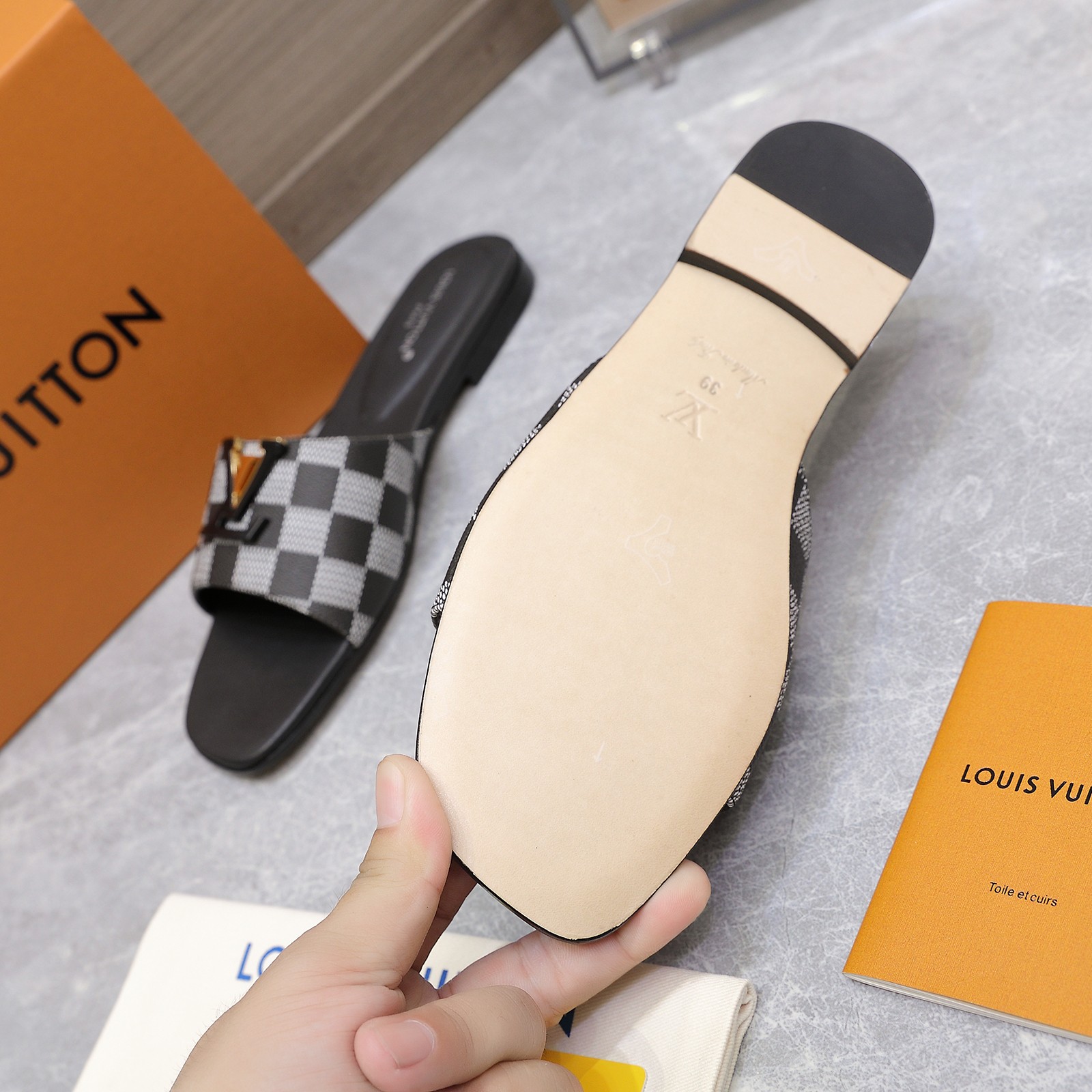 p270 顶级版💯💯💯
🔥🔥 LV 新款拖鞋

▶️原版开模底花♥️

LV  | 路易威登²⁰²⁴ 𝐬𝐬 

🧡💚2025 早秋新款 顶级版本⚠️
专柜主打最新款  硬货上新🆕

原版开模压花LOGO+烤漆扣⚡️满满的工艺💗

❥代购级别！高级感十足！国内外博主刷爆的一款，复古又时髦   上脚美炸了！官网主推款★

━━━━━ ЅᏇєєt ━━━━━

♺材料:进口头层牛皮

♺ 内里:垫脚全羊皮

♺ 大底:原版一比一真皮的底

♺跟高：平底/5.5CM

♺ 鞋码: 35-42(41.42定做不退换)
