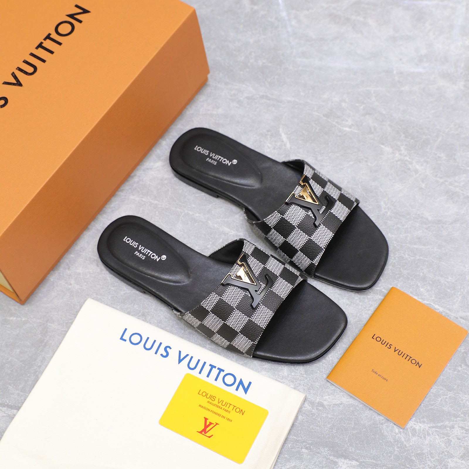 p270 顶级版💯💯💯
🔥🔥 LV 新款拖鞋

▶️原版开模底花♥️

LV  | 路易威登²⁰²⁴ 𝐬𝐬 

🧡💚2025 早秋新款 顶级版本⚠️
专柜主打最新款  硬货上新🆕

原版开模压花LOGO+烤漆扣⚡️满满的工艺💗

❥代购级别！高级感十足！国内外博主刷爆的一款，复古又时髦   上脚美炸了！官网主推款★

━━━━━ ЅᏇєєt ━━━━━

♺材料:进口头层牛皮

♺ 内里:垫脚全羊皮

♺ 大底:原版一比一真皮的底

♺跟高：平底/5.5CM

♺ 鞋码: 35-42(41.42定做不退换)

