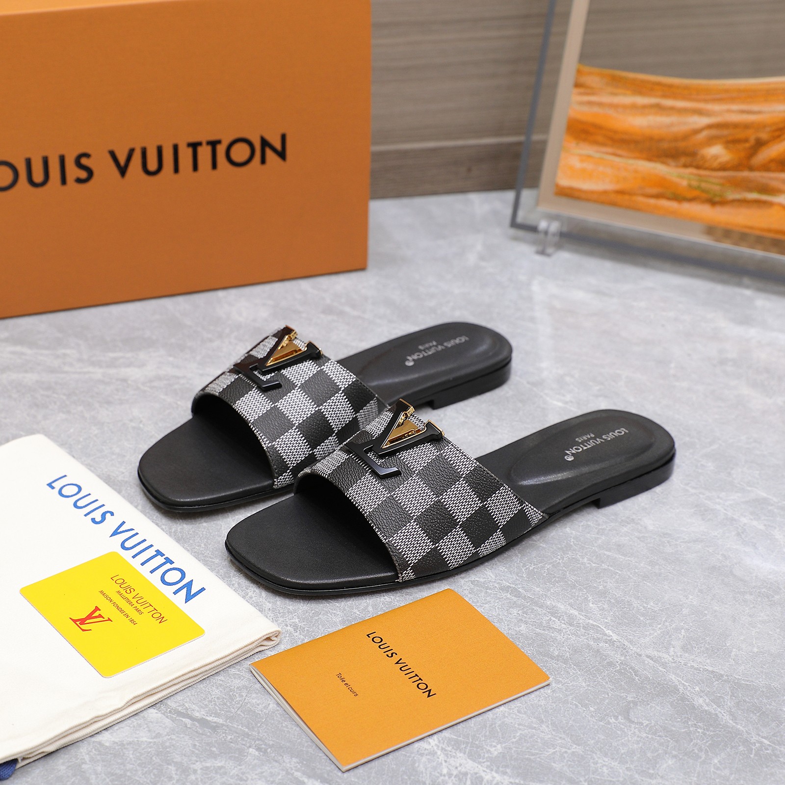 p270 顶级版💯💯💯
🔥🔥 LV 新款拖鞋

▶️原版开模底花♥️

LV  | 路易威登²⁰²⁴ 𝐬𝐬 

🧡💚2025 早秋新款 顶级版本⚠️
专柜主打最新款  硬货上新🆕

原版开模压花LOGO+烤漆扣⚡️满满的工艺💗

❥代购级别！高级感十足！国内外博主刷爆的一款，复古又时髦   上脚美炸了！官网主推款★

━━━━━ ЅᏇєєt ━━━━━

♺材料:进口头层牛皮

♺ 内里:垫脚全羊皮

♺ 大底:原版一比一真皮的底

♺跟高：平底/5.5CM

♺ 鞋码: 35-42(41.42定做不退换)
