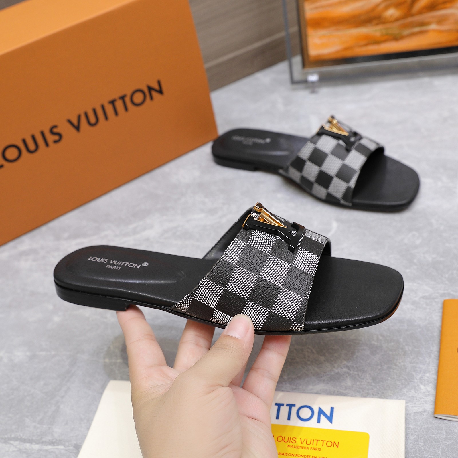 p270 顶级版💯💯💯
🔥🔥 LV 新款拖鞋

▶️原版开模底花♥️

LV  | 路易威登²⁰²⁴ 𝐬𝐬 

🧡💚2025 早秋新款 顶级版本⚠️
专柜主打最新款  硬货上新🆕

原版开模压花LOGO+烤漆扣⚡️满满的工艺💗

❥代购级别！高级感十足！国内外博主刷爆的一款，复古又时髦   上脚美炸了！官网主推款★

━━━━━ ЅᏇєєt ━━━━━

♺材料:进口头层牛皮

♺ 内里:垫脚全羊皮

♺ 大底:原版一比一真皮的底

♺跟高：平底/5.5CM

♺ 鞋码: 35-42(41.42定做不退换)

