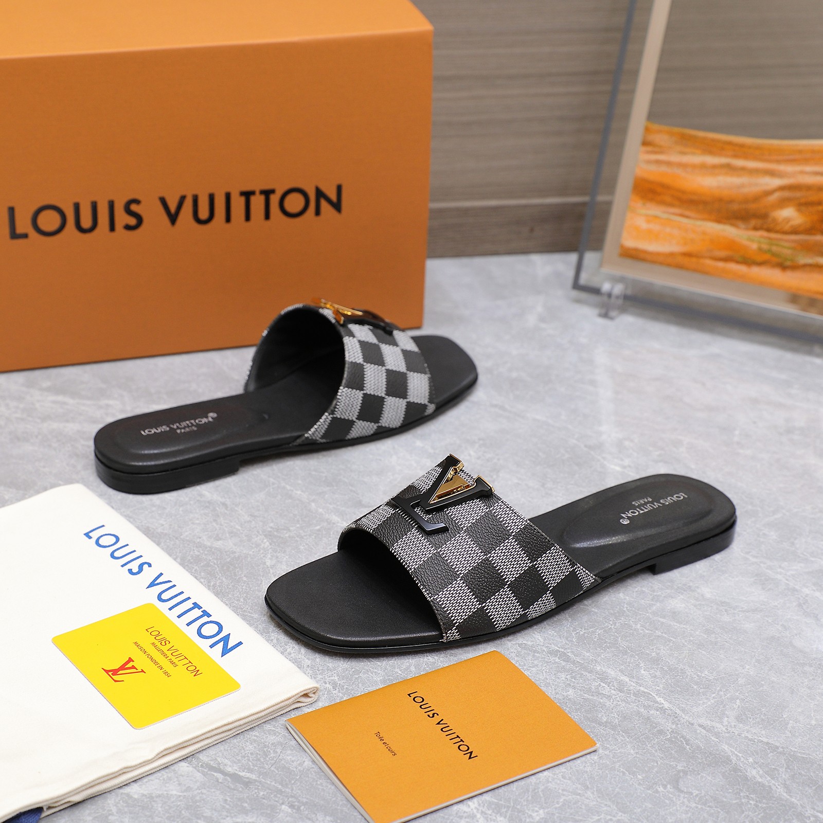 p270 顶级版💯💯💯
🔥🔥 LV 新款拖鞋

▶️原版开模底花♥️

LV  | 路易威登²⁰²⁴ 𝐬𝐬 

🧡💚2025 早秋新款 顶级版本⚠️
专柜主打最新款  硬货上新🆕

原版开模压花LOGO+烤漆扣⚡️满满的工艺💗

❥代购级别！高级感十足！国内外博主刷爆的一款，复古又时髦   上脚美炸了！官网主推款★

━━━━━ ЅᏇєєt ━━━━━

♺材料:进口头层牛皮

♺ 内里:垫脚全羊皮

♺ 大底:原版一比一真皮的底

♺跟高：平底/5.5CM

♺ 鞋码: 35-42(41.42定做不退换)
